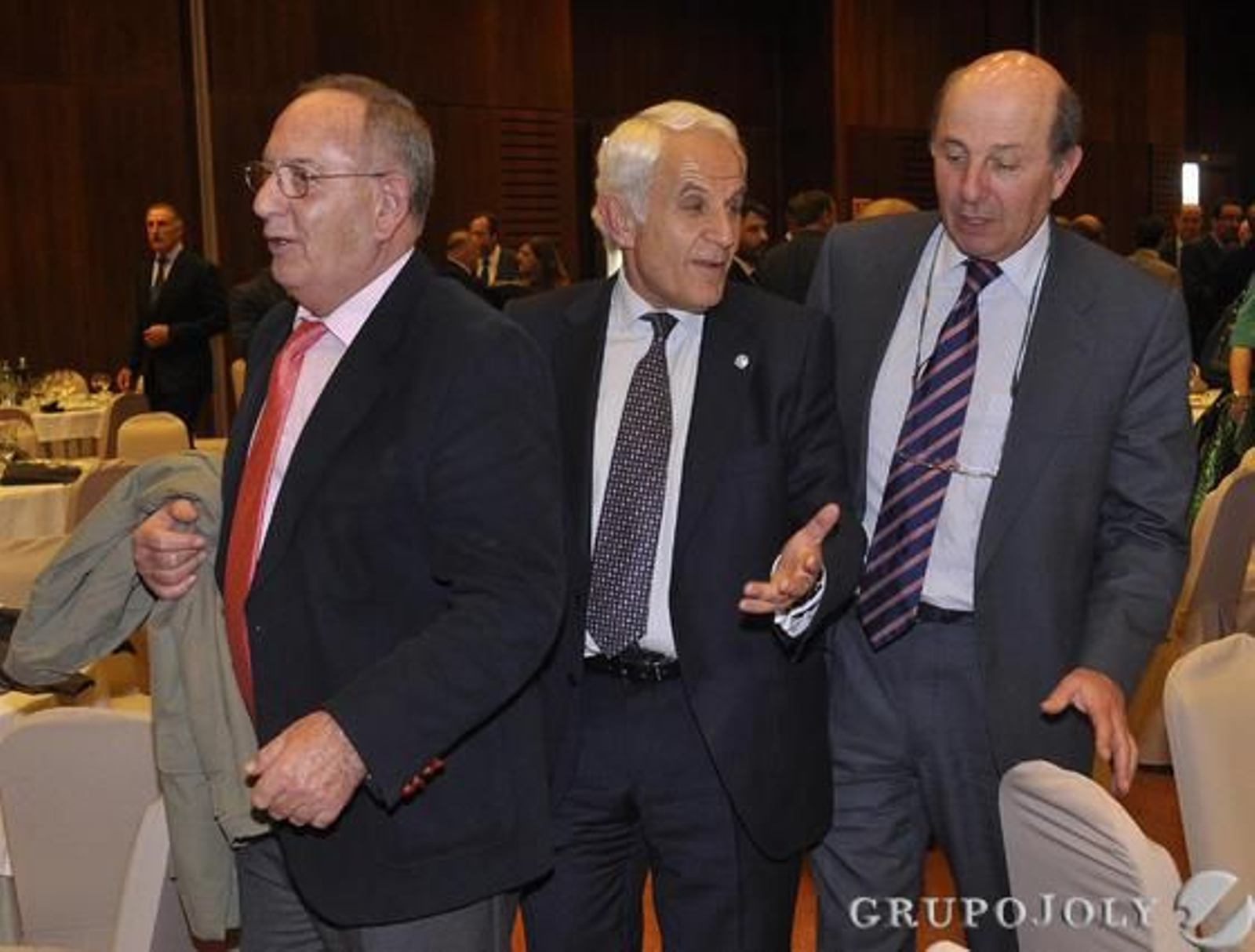 Luis García Ruiz, catedrático de Derecho Constitucional de la Universidad de Cádiz; Antonio Pascual, presidente de la Fundación Sevillana-Endesa, y Salvador Loring, de Ebro Foods. / Manuel Gómez