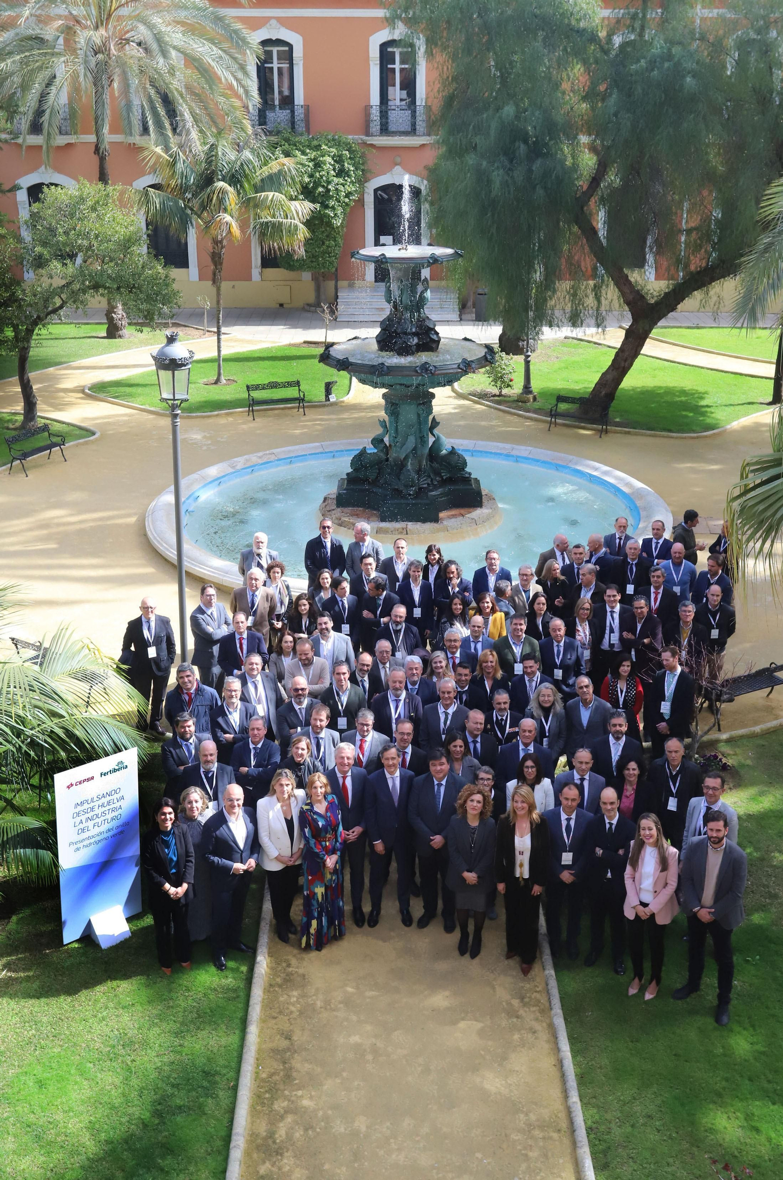 Imágenes de la firma del acuerdo entre Cepsa y Fertiberia para implantar el anillo de hidrógeno verde en Huelva