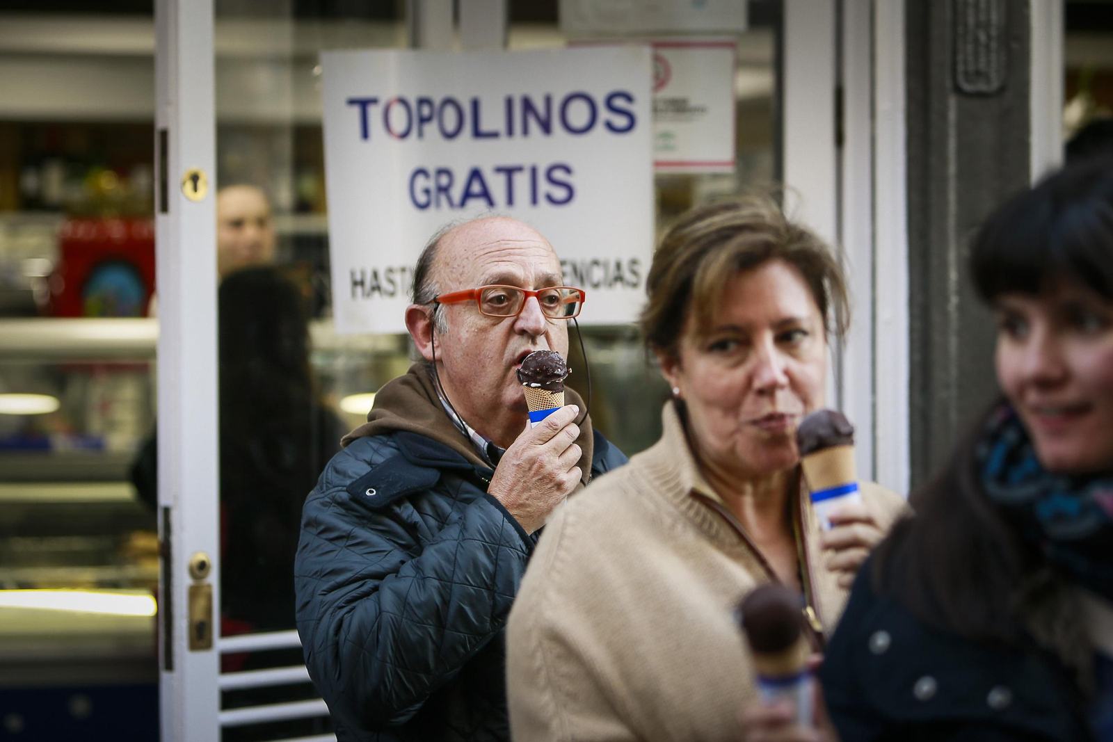 Varias personas degustan los topolinos de Los Italianos en una imagen de archivo.