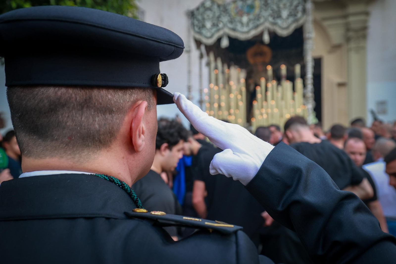 Imágenes de la salida de Vera Cruz en la Semana Santa de Cádiz 2025