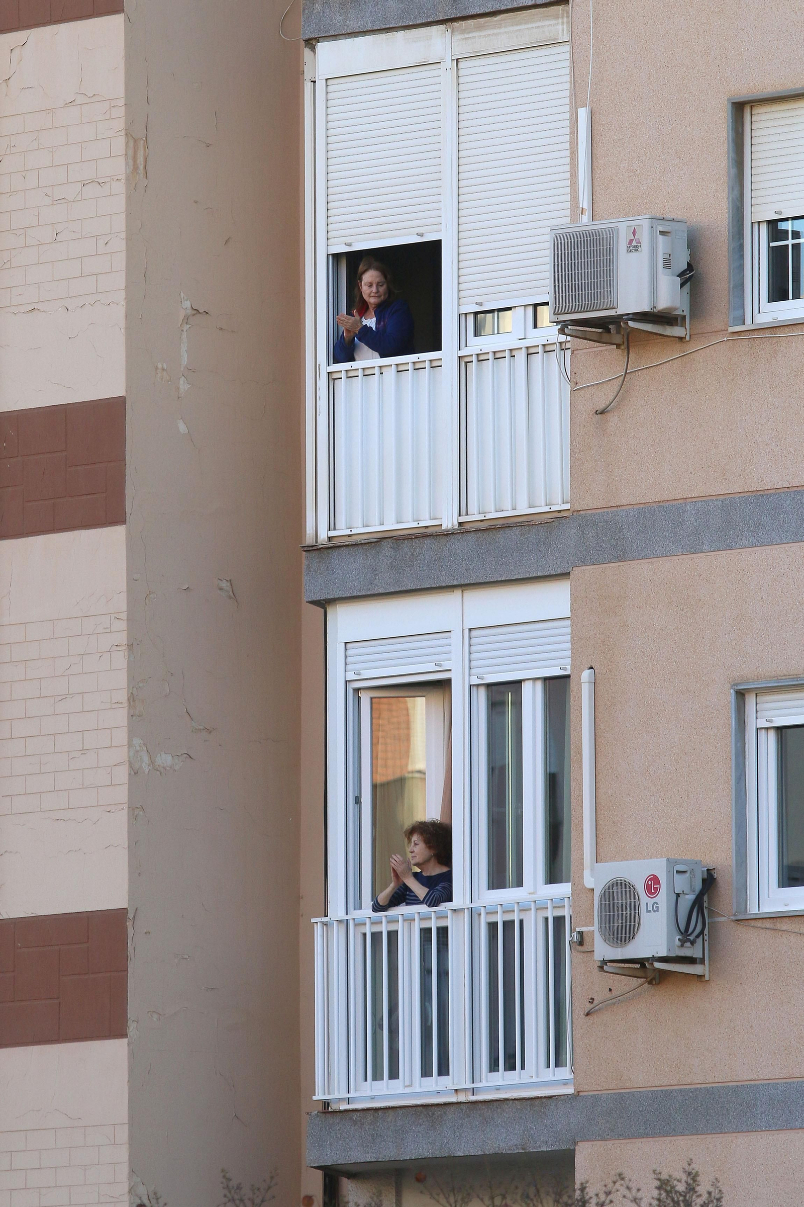 Fotogalería del aplauso de las ocho de la tarde de este lunes 20 de abril