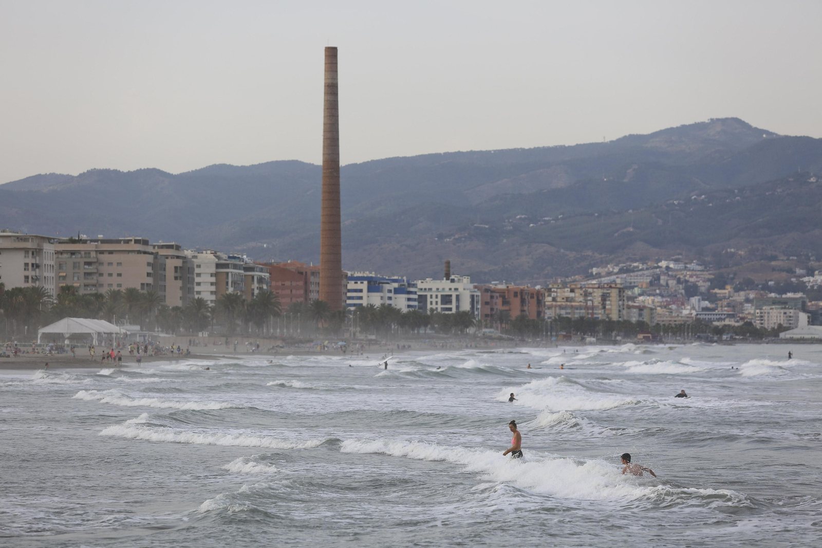 Solitaria noche de San Juan en las playas de Málaga, en fotos