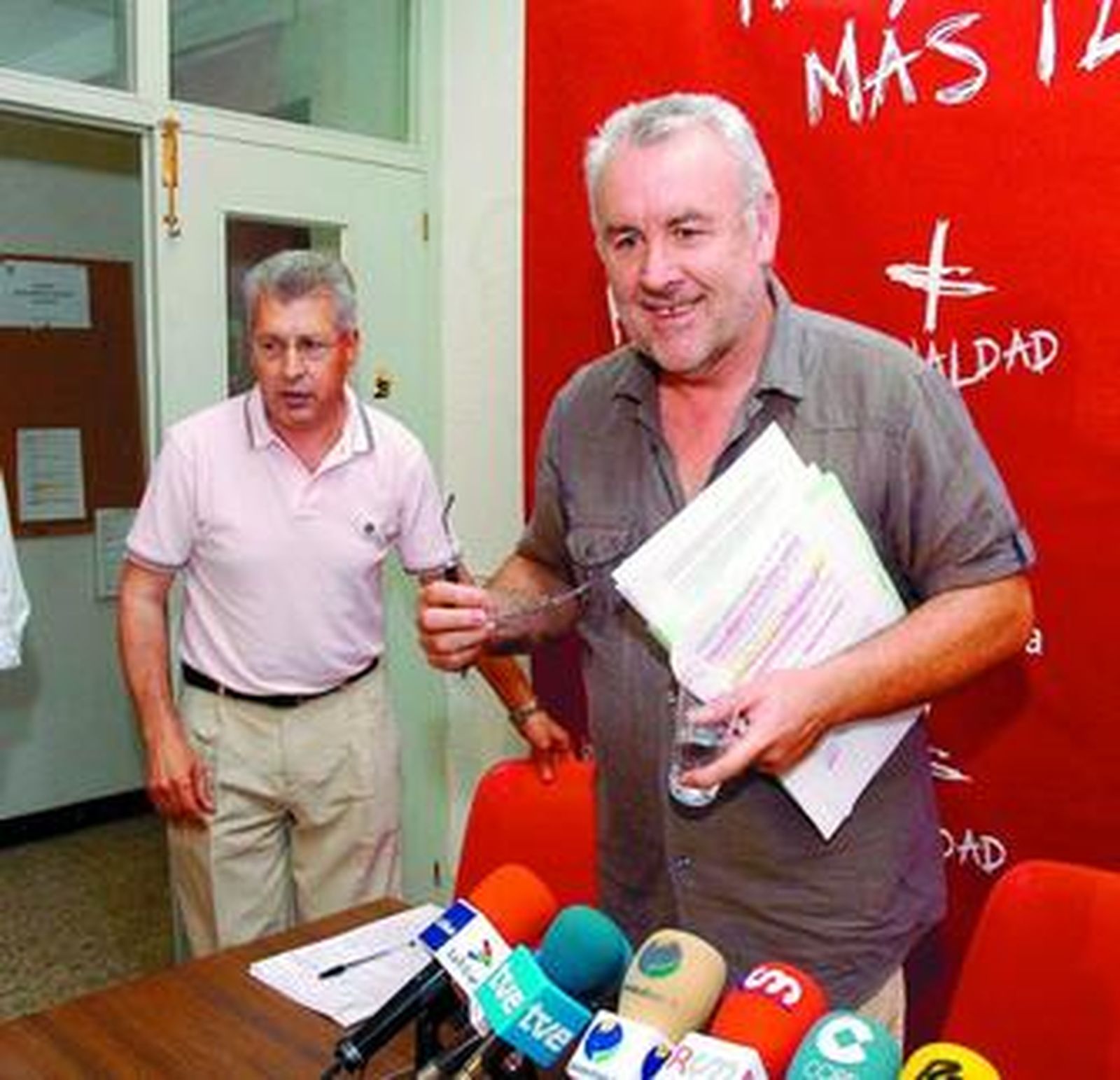 El alcalde de Seseña, Manuel Fuentes (izda.), ayer en Toledo.