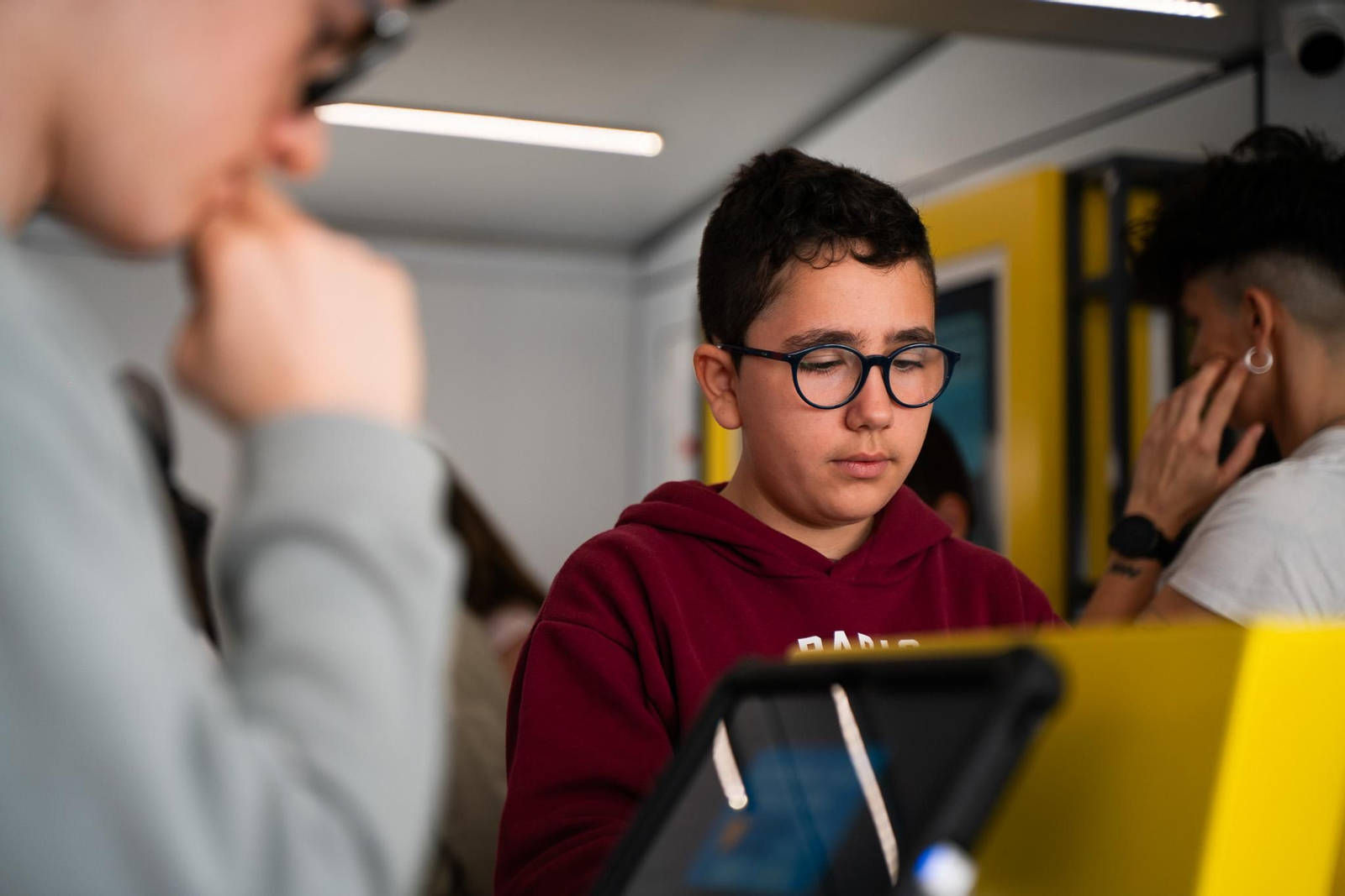 Imágenes de la inauguración del Roadshow Experiencia Incibe en la plaza 12 de Octubre