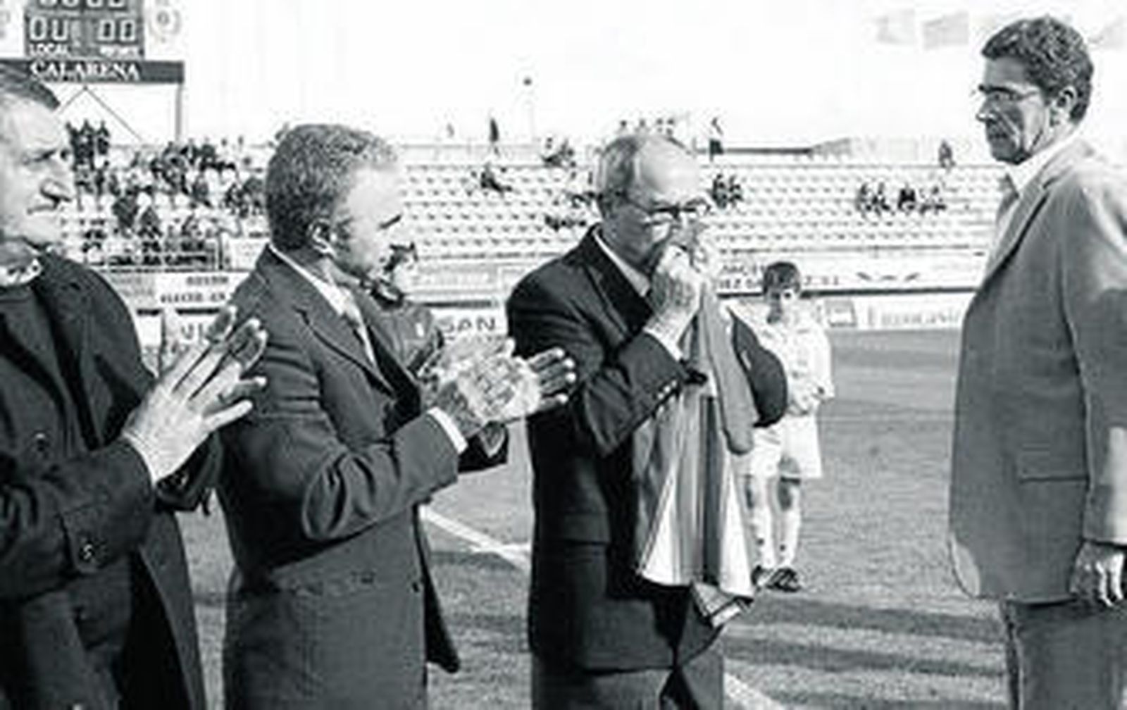 Paco León, a la izquierda del niño, a finales de los 60.