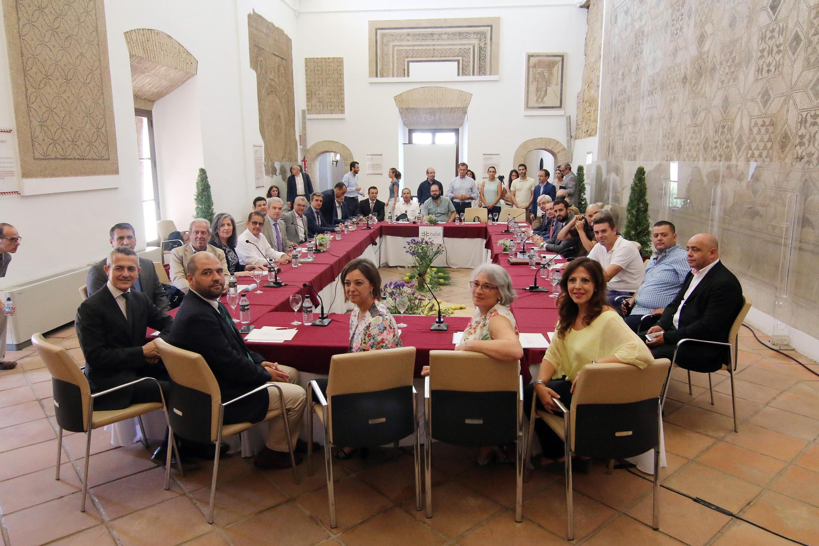 La constitución del clúster halal, ayer, en el Alcázar de los Reyes Cristianos.