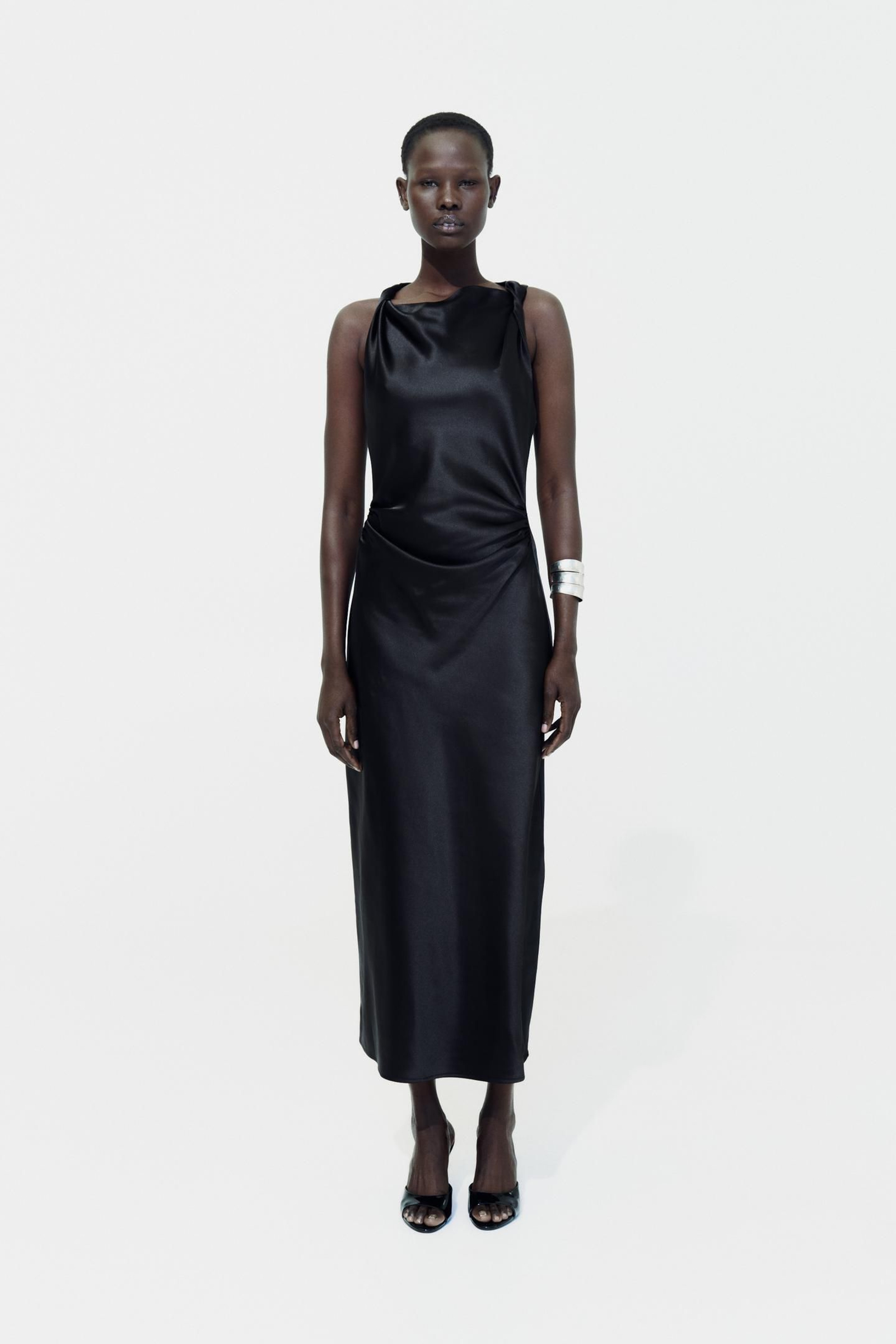 Vestido negro de Zara.