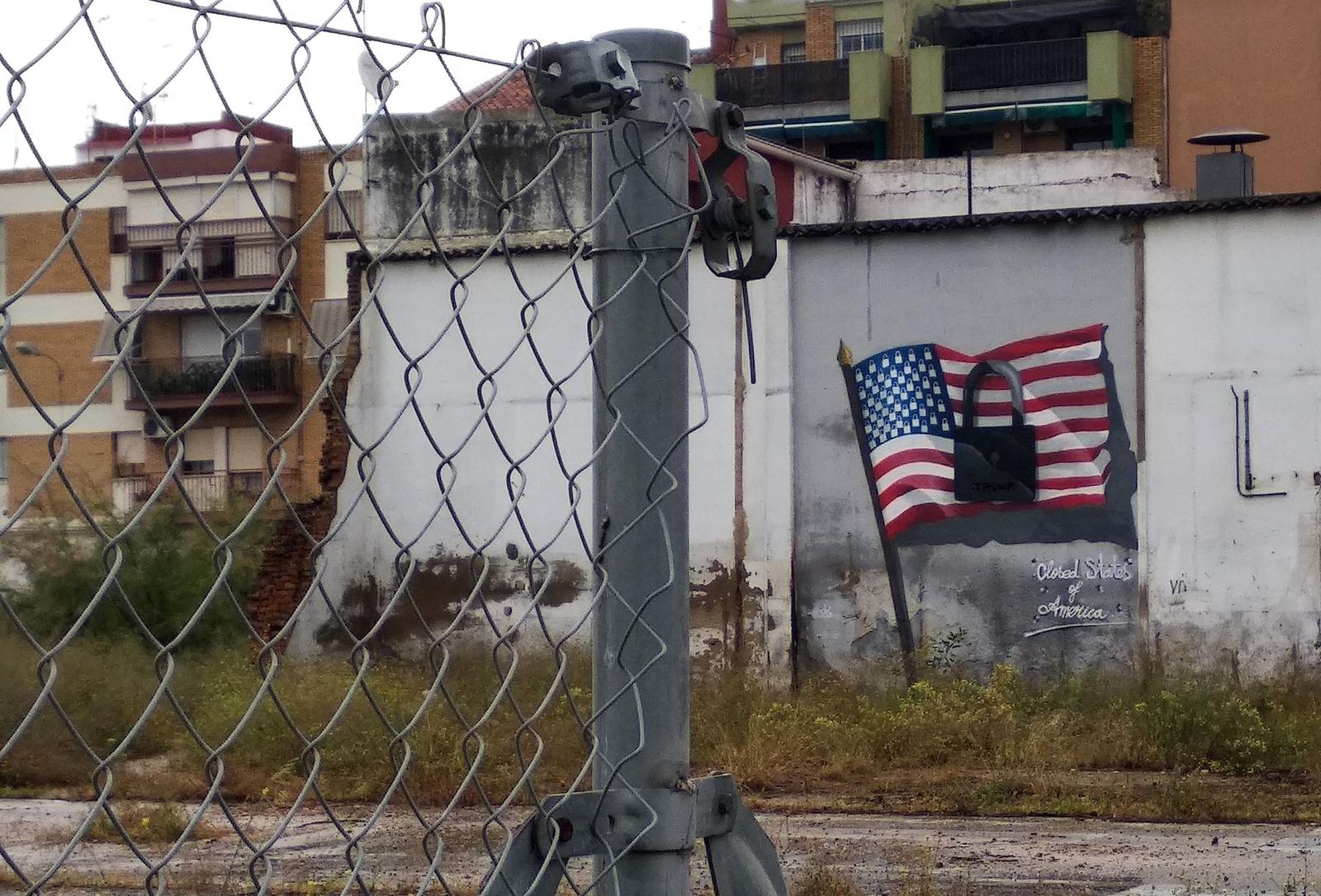 Imágenes de suciedad y okupas en la calle Santiago Apóstol