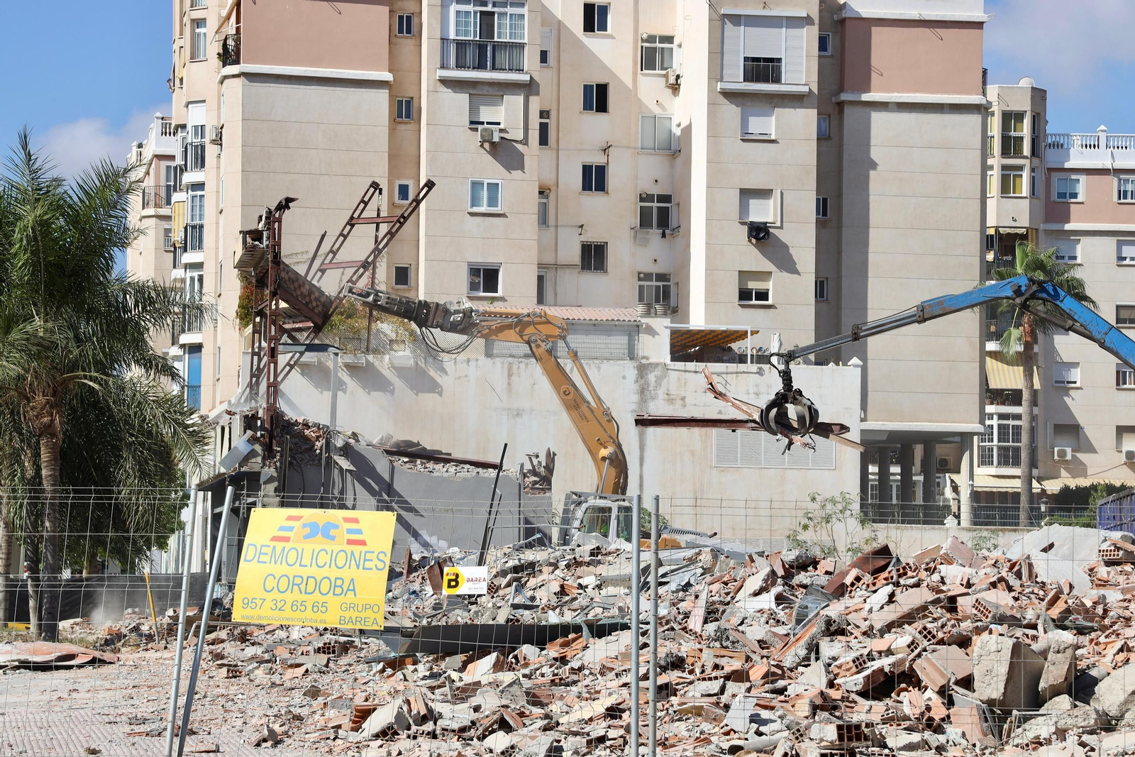 Las antiguas cocheras de Portillo reducidas a escombros en fotos