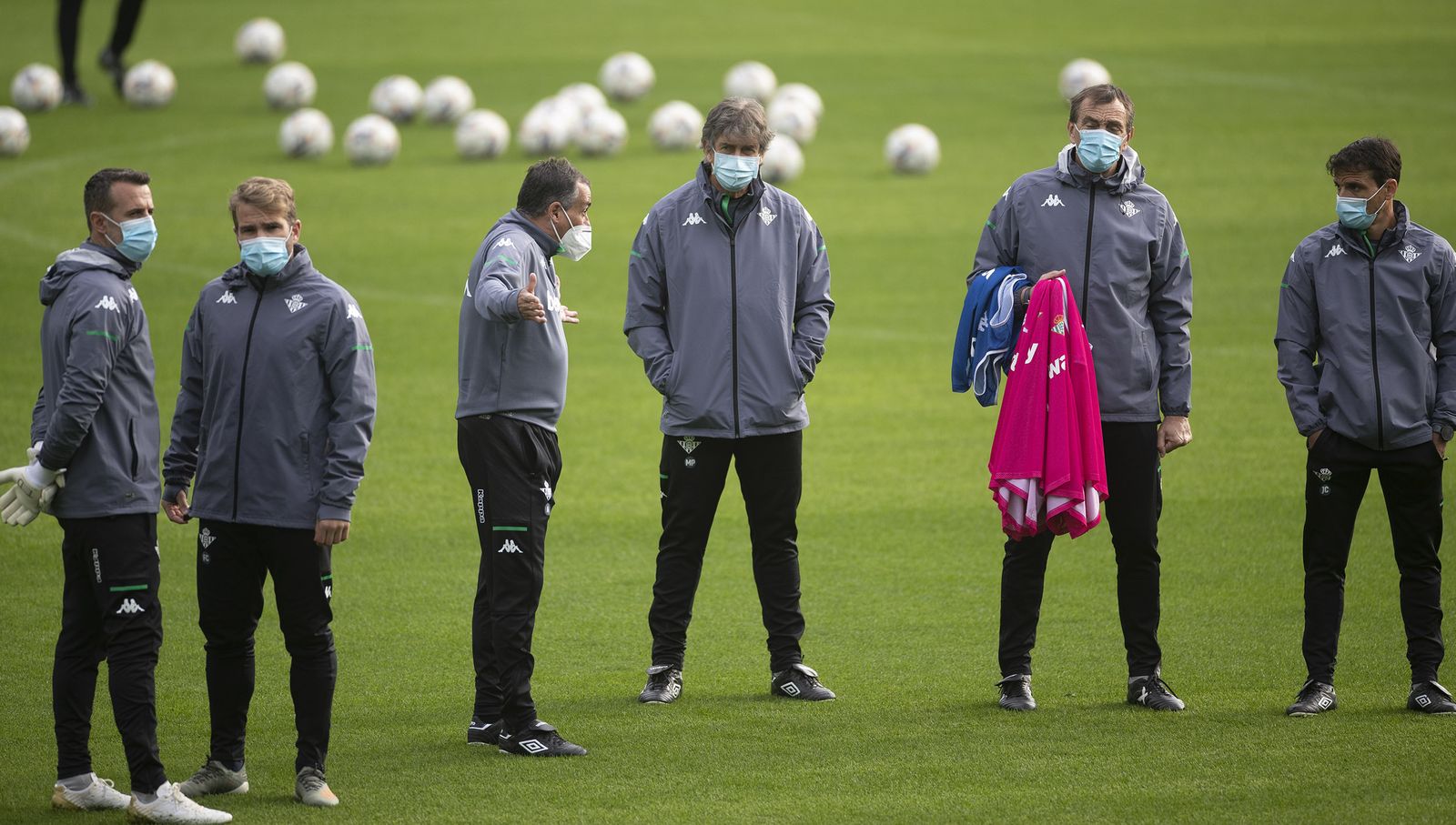 Manuel Pellegrini junto a su cuerpo técnico.