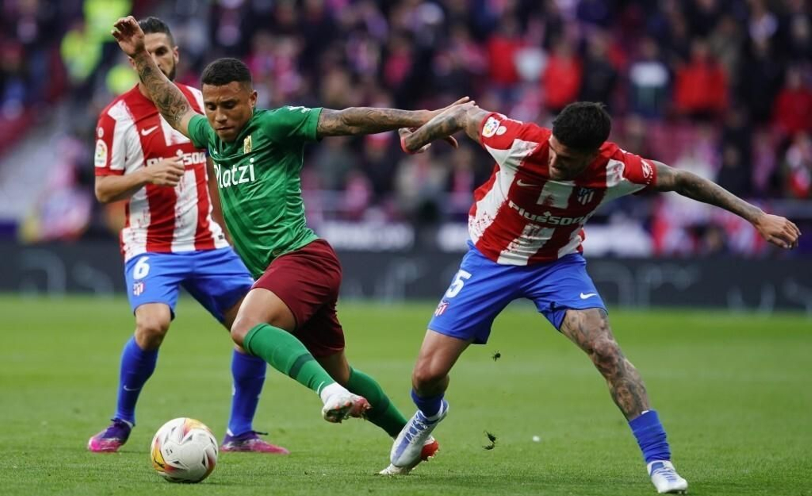 Darwin Machís regatea a un contrario en el partido ante el Atlético de Madrid