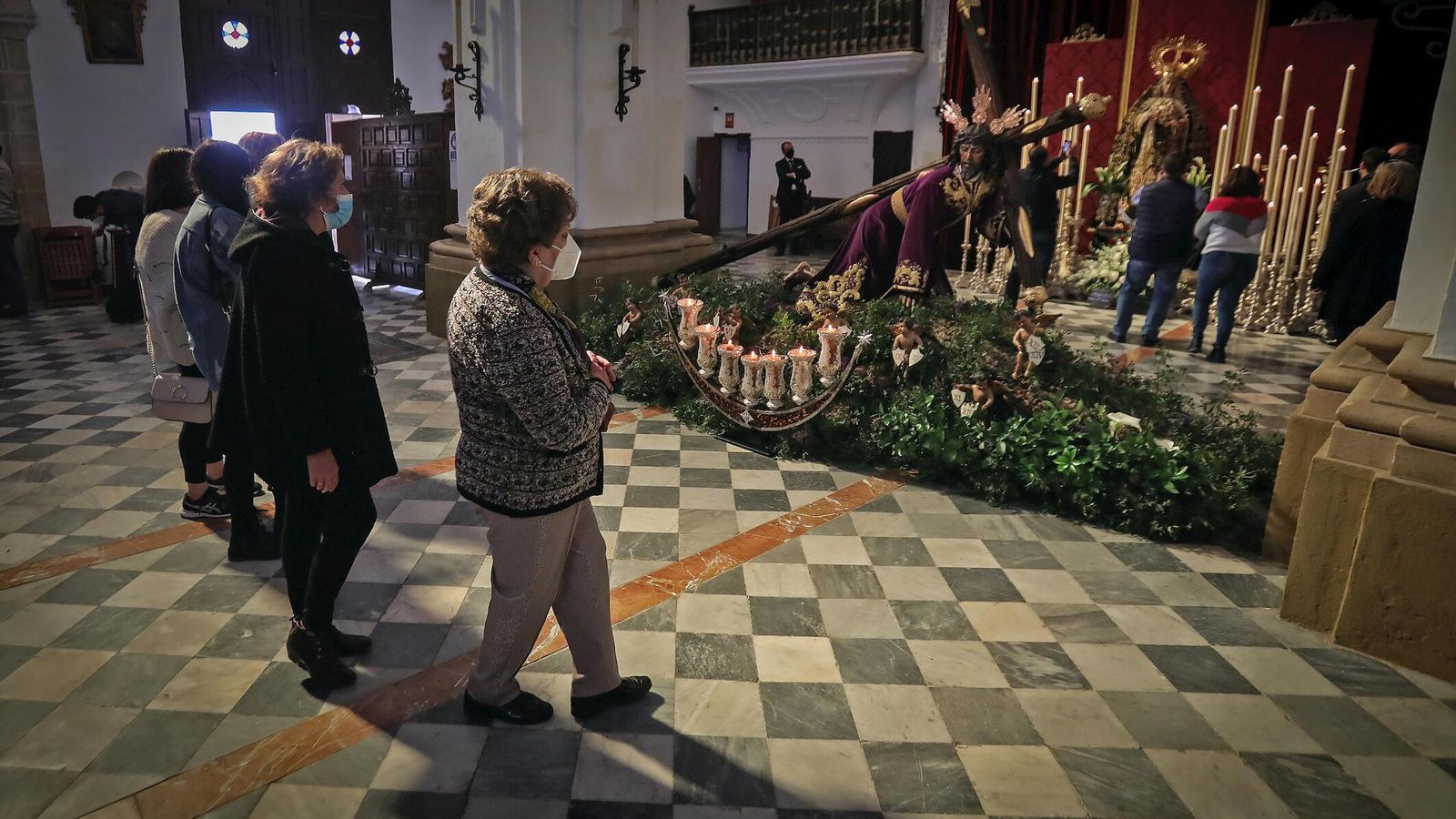 Mujeres pasan ante el Señor de las Tres Caídas en San Lucas.