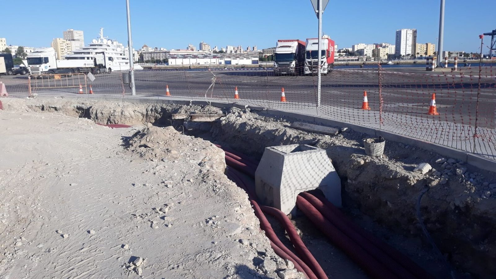 Terreno ya en obras, en el que se ubicará el futuro centro de lavado de Ecosur. Al fondo se ve el megayate Azzam