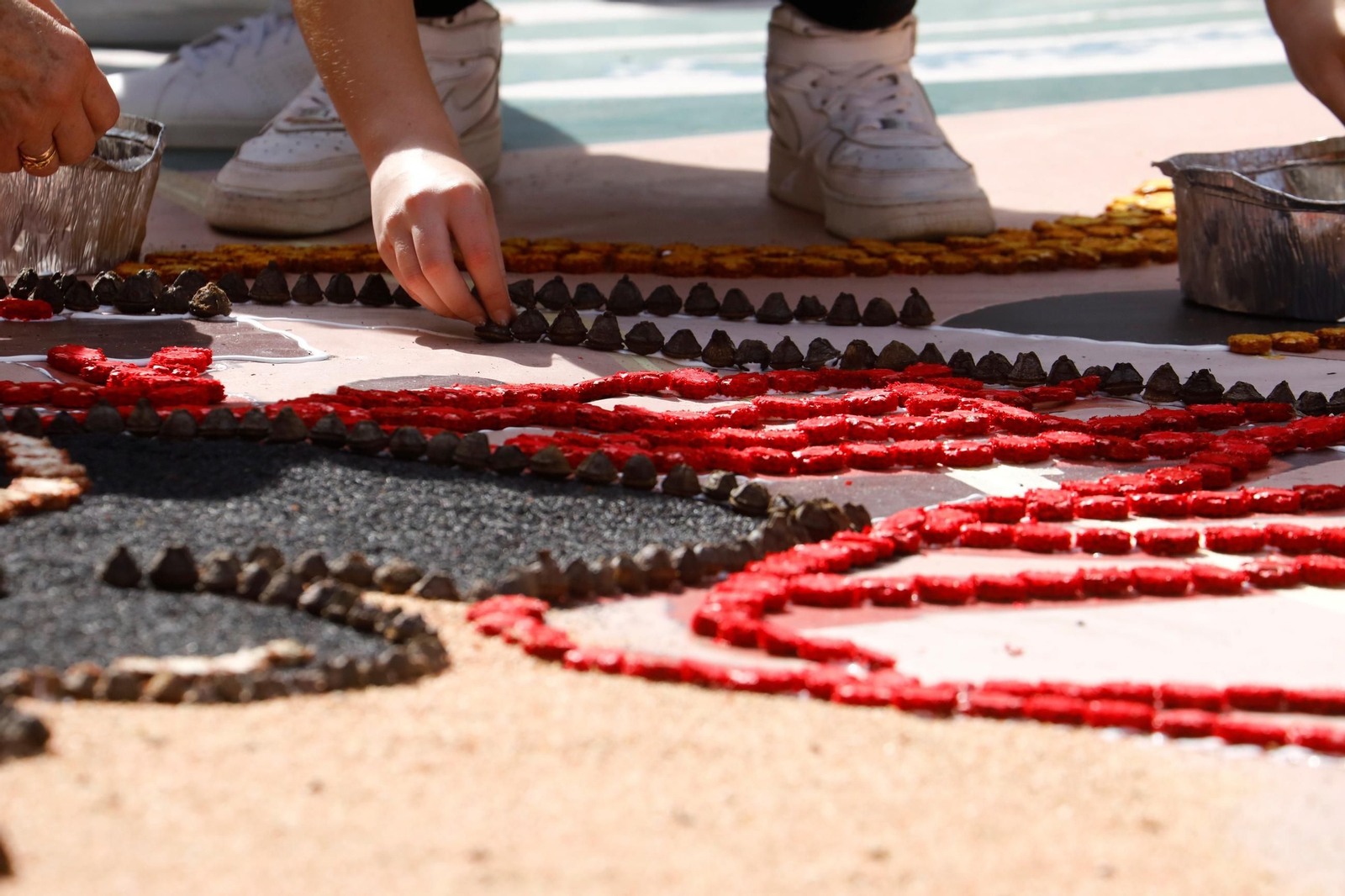 Las imágenes de la espectacular alfombra floral inspirada en Romero de Torres