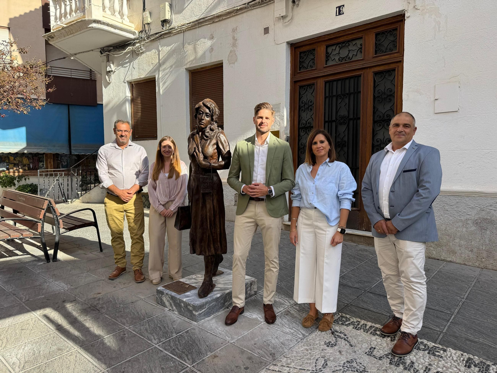Inauguración de la escultura de la turista en Lanjarón