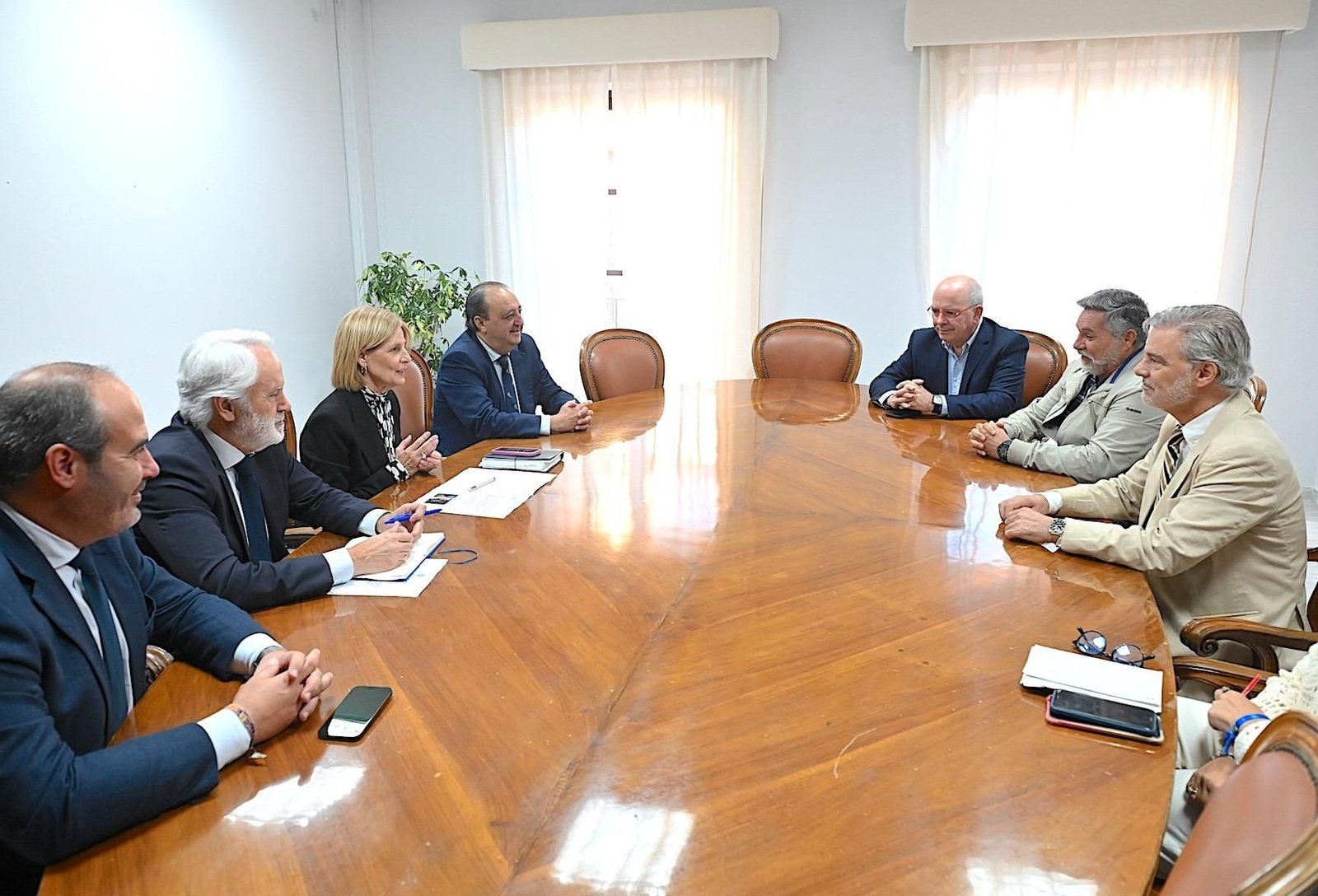 Imagen de la reunión de Consejo Rector de la Candidatura de Jerez 2031 con, entre otros, María José García Pelayo y Ramiro Villapadierna, primero por la derecha Imagen de la reunión de Consejo Rector de la Candidatura de Jerez 2031 con, entre otros, María José García Pelayo y Ramiro Villapadierna, primero por la derecha