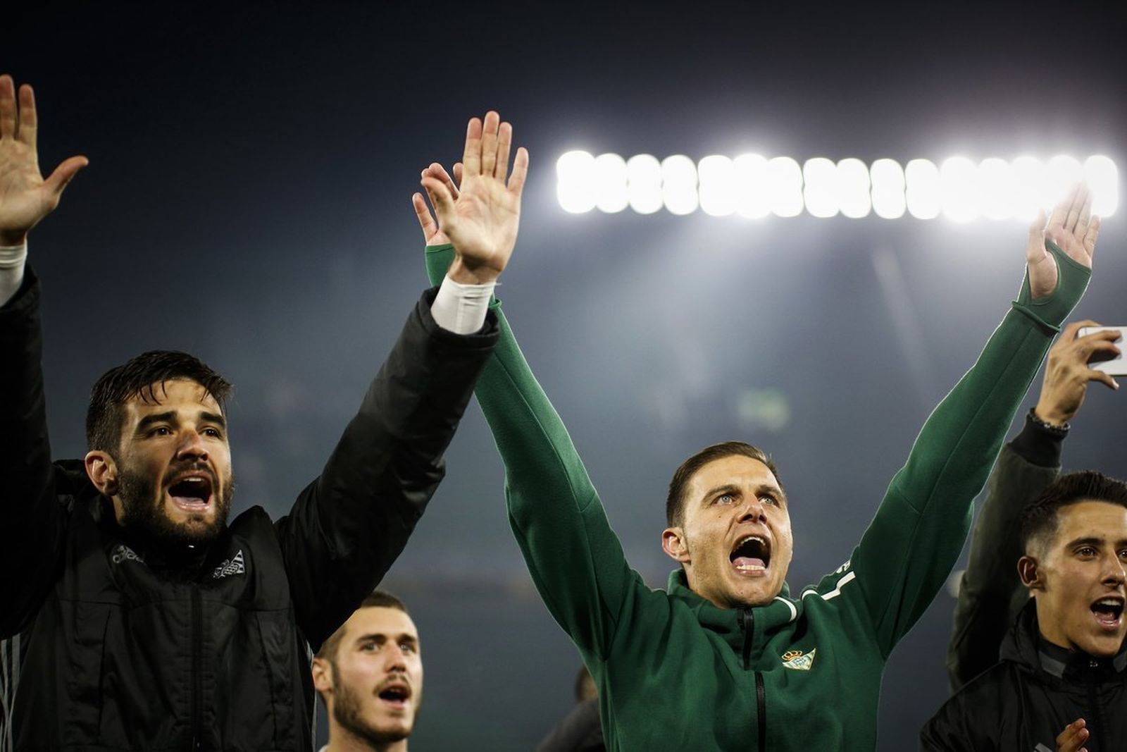 Barragán, junto a Joaquín, canta el himno frente a la Grada de Animación tras el Betis-Athletic.