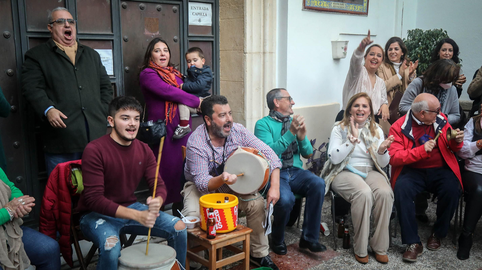 Las zambombas llenan las plazas y calles del centro de Jerez