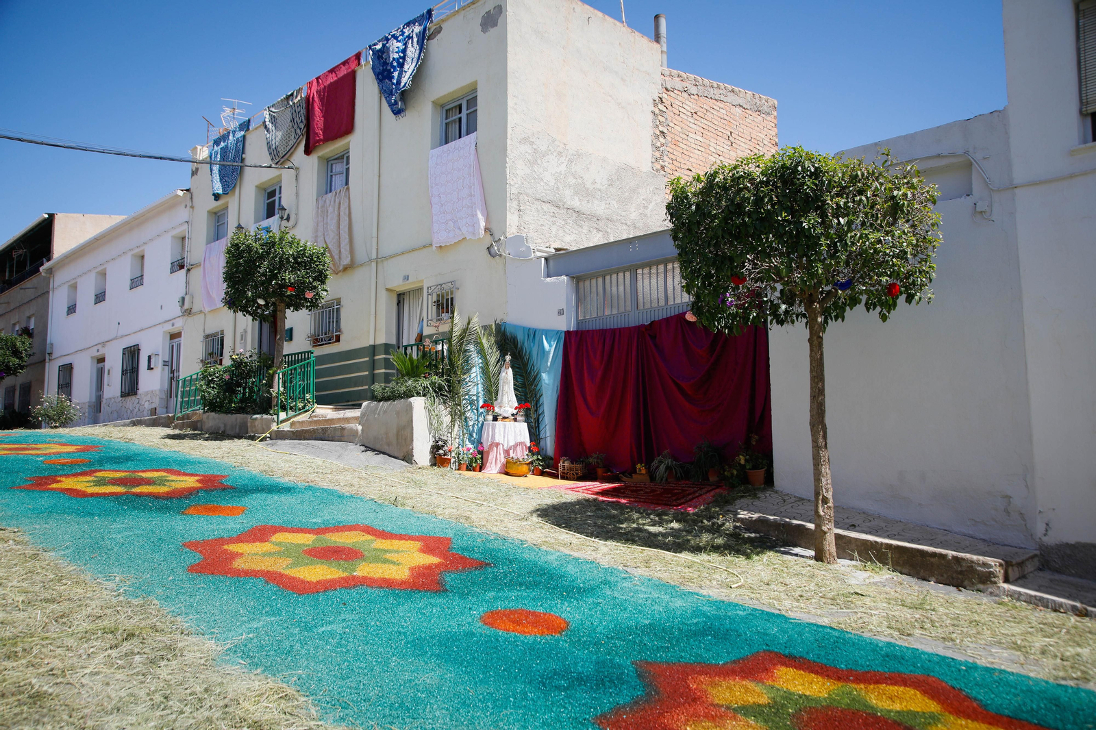 Así es la gran alfombra de serrín para que levite la Virgen de Fátima de Tíjola