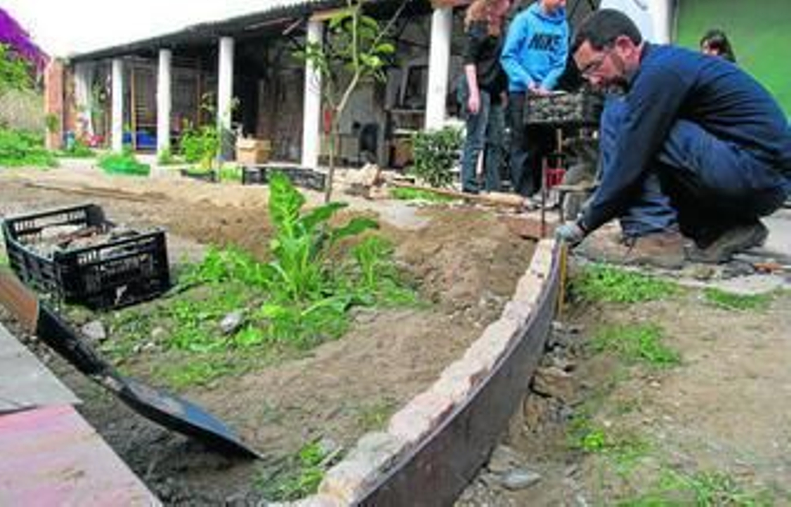Un vecino realiza sus labores en el huerto El caminito, en Fuente Olletas.