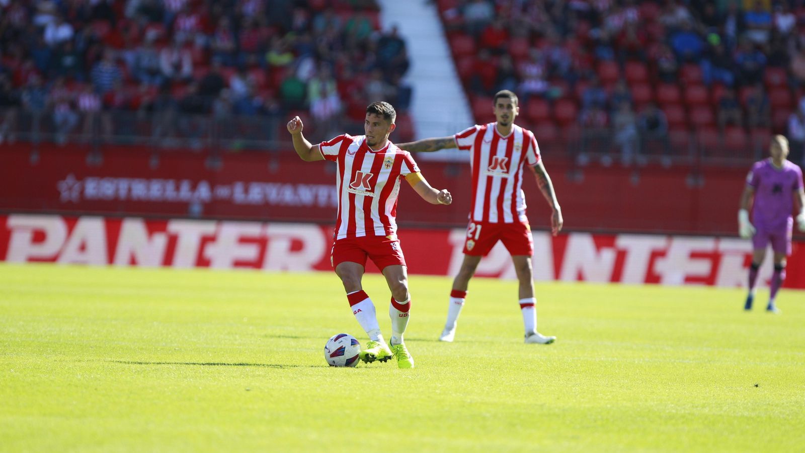 Lucas Robertone manejando el esférico en el duelo contra Las Palmas