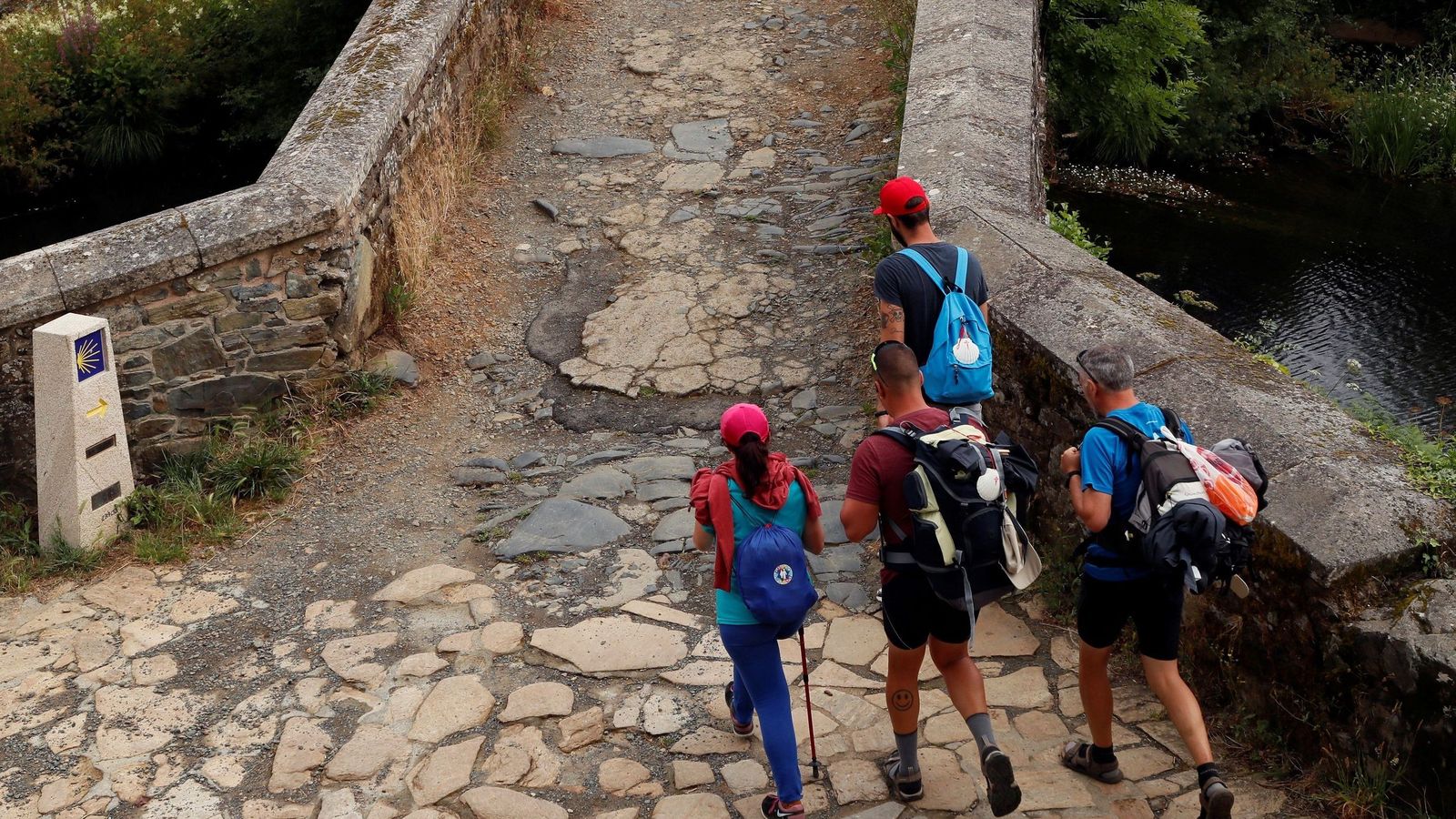 Un grupo de peregrinos, cerca de Melide.