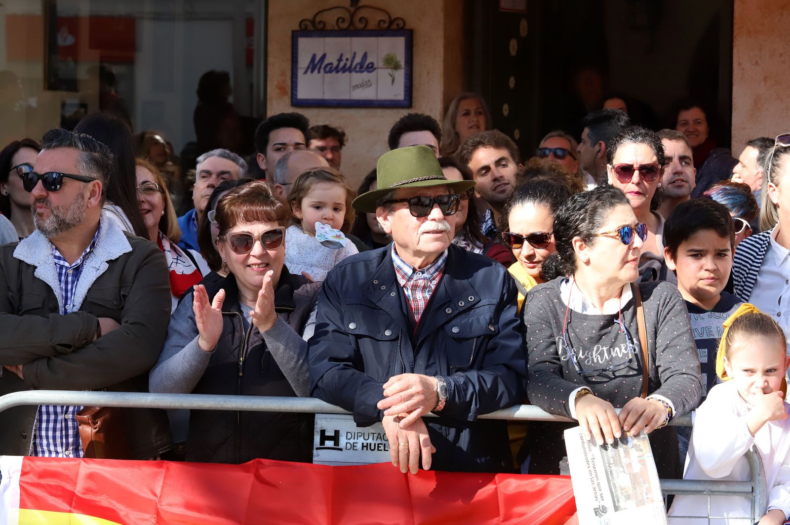 Imágenes de Don Felipe y Doña Letizia arropados por el cariño de los almonteños