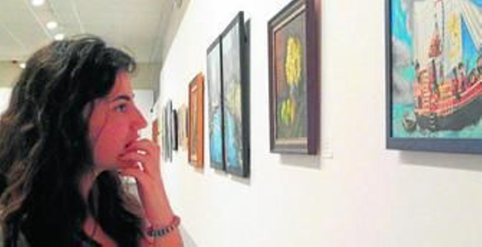 La sala de exposiciones del Teatro Sierra de Aracena recoge las obras de los integrantes de la asociación Arcilasis.