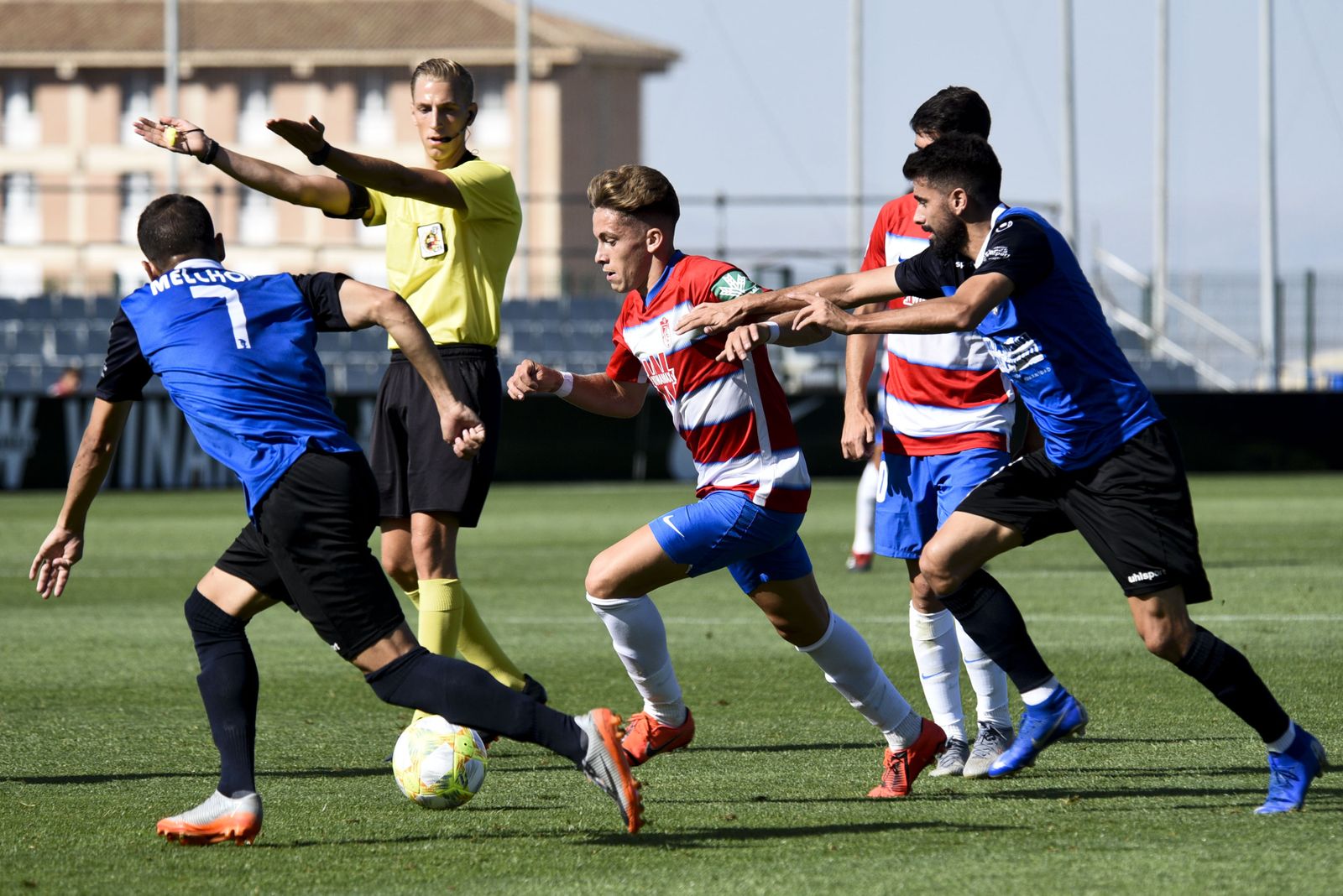 El filial rojiblanco sigue entrenando en casa a la espera de que se decida qué ocurrirá con la Segunda B.