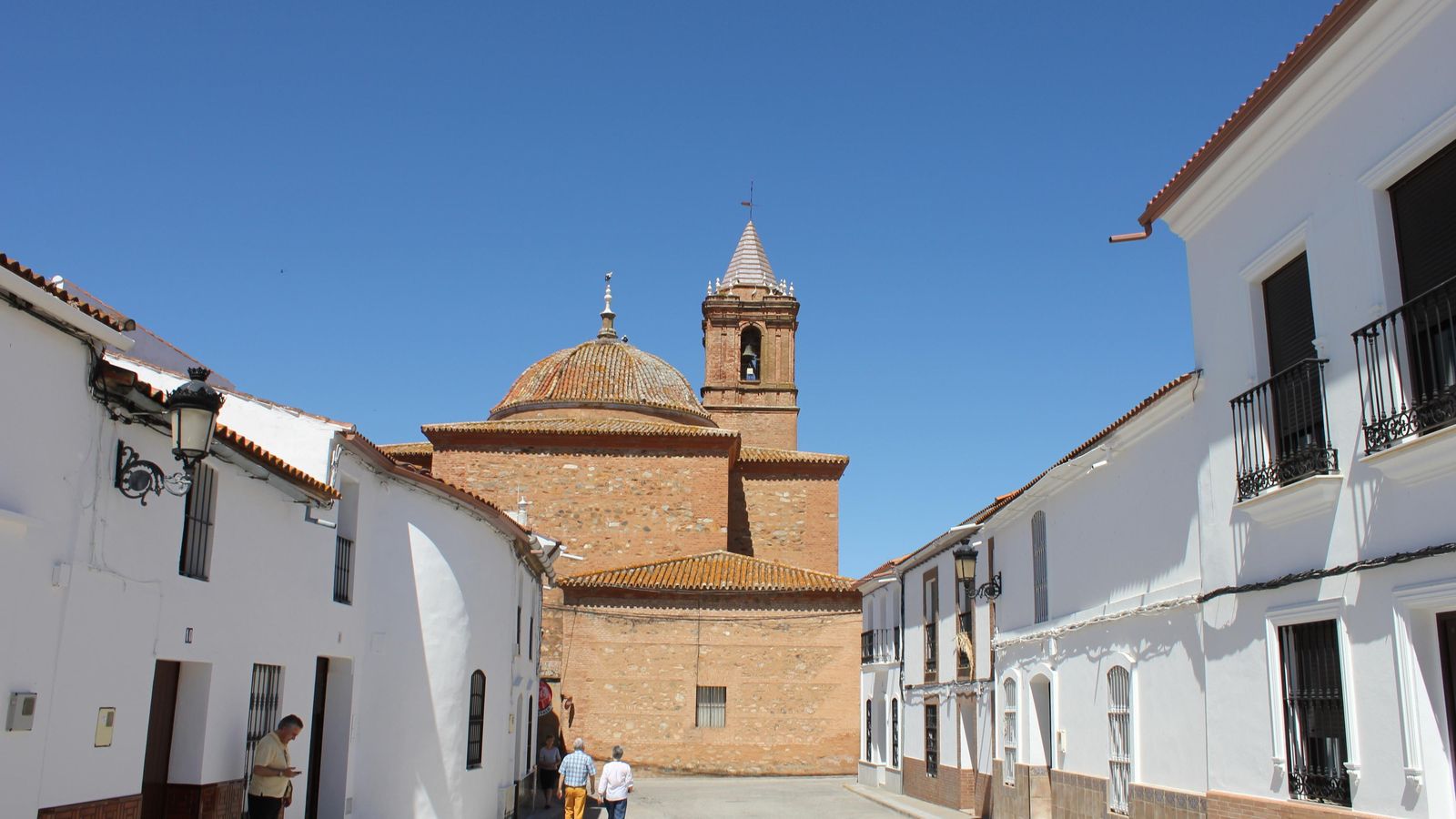 Sus casas blancas culminadas en tejas rojas son todo un reclamo turístico.