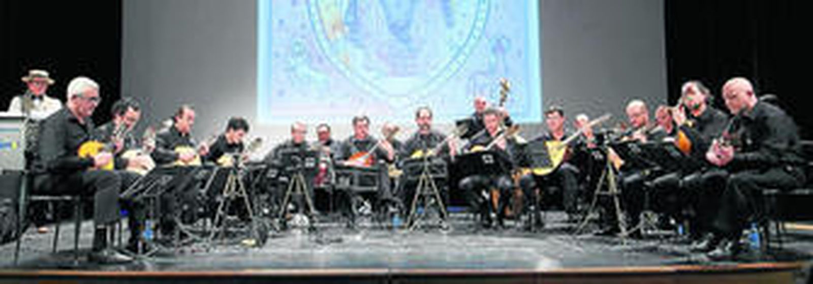 1. La orquesta está compuesta por 26 músicos que tocan la bandurria, el laúd, la guitarra española, el contrabajo y percusión. 2. Lo cómico marca la puesta en escena, como en este caso que lucen 'atrezzo' de 'La Guerra de las Galaxias'.