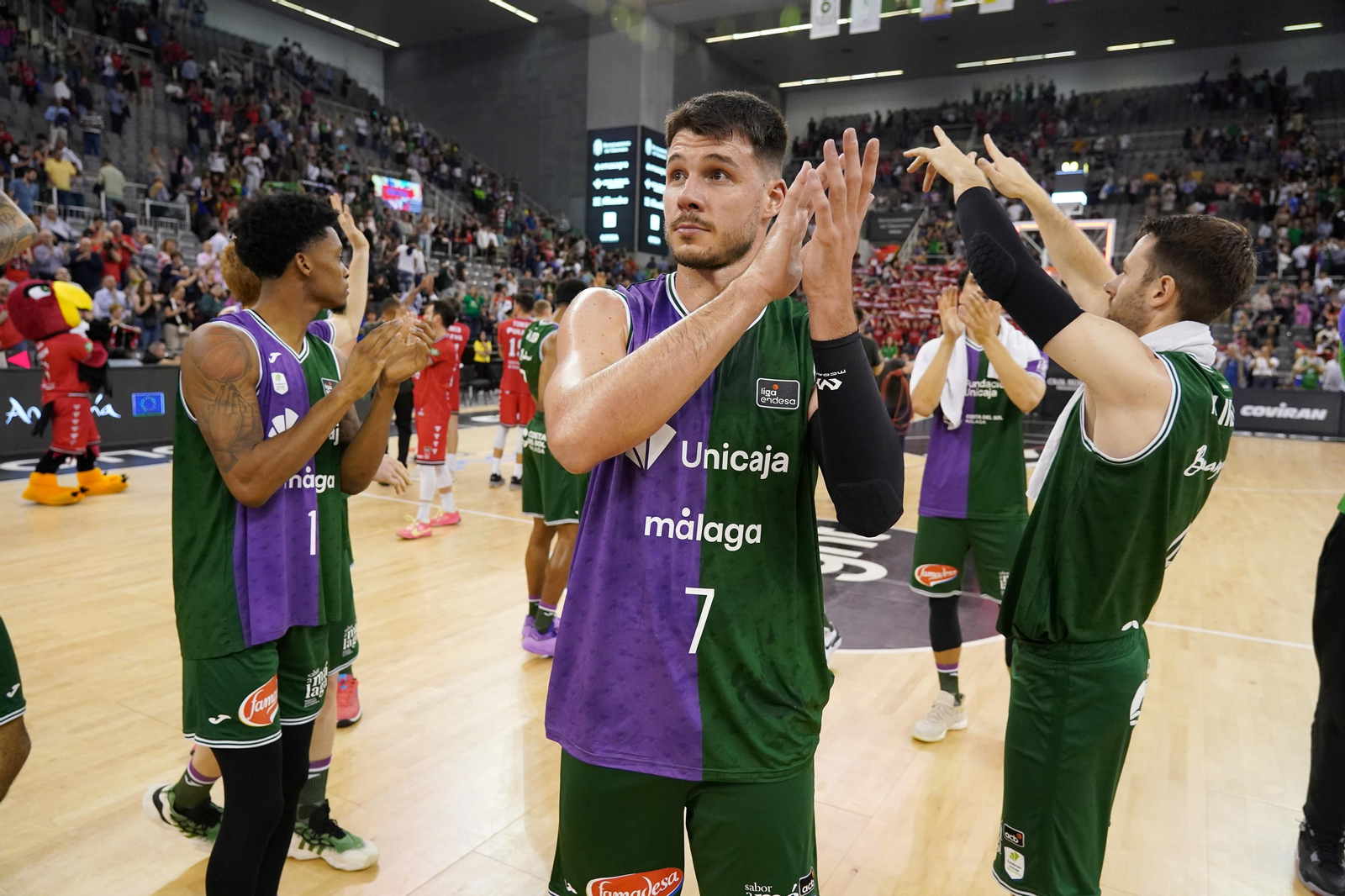 Los jugadores aplauden tras el partido.