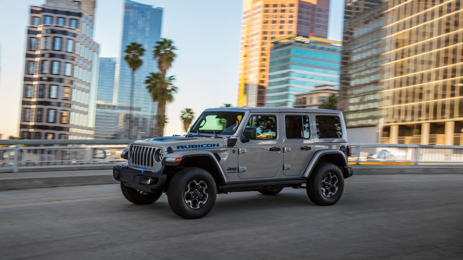 En los Jeep Wrangler 4xe, a diferencia de los Jeep Renegade y Jeep Compass, también 4xe, no se monta un motor eléctrico en el eje trasero: la tracción total se consigue con un árbol de transmisión.