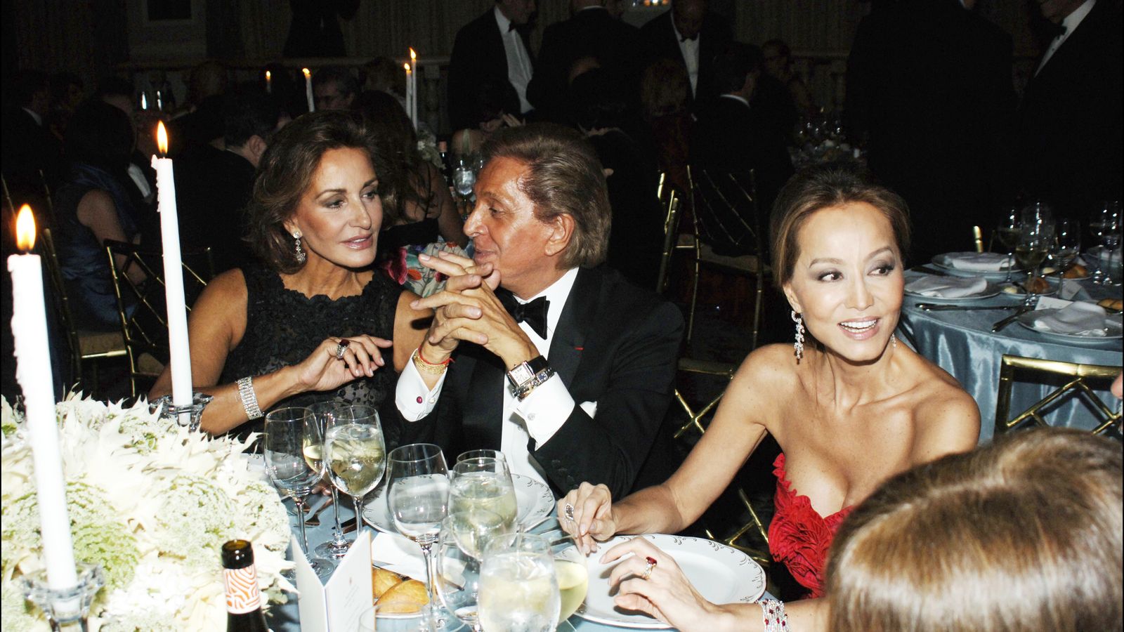 Naty Abascal, compartiendo confidencias con su amigo, el diseñador Valentino.