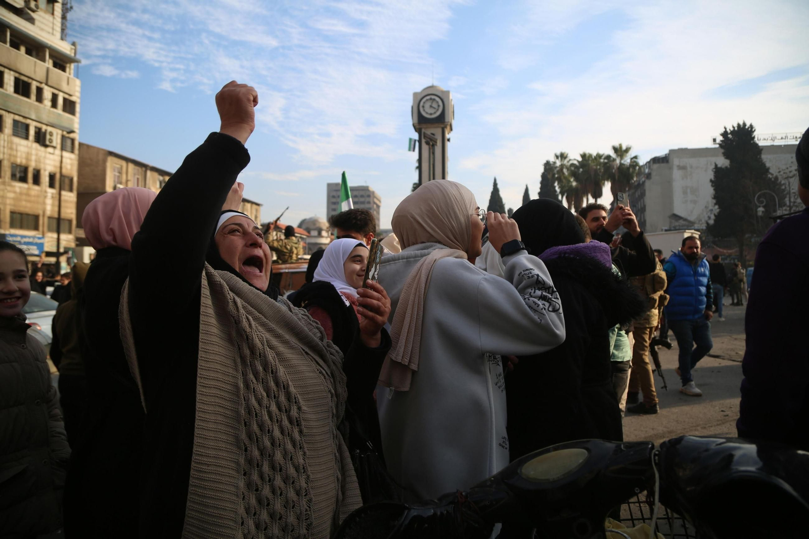 Celebraciones en Homs tras la salida de Al Asad del poder en Siria