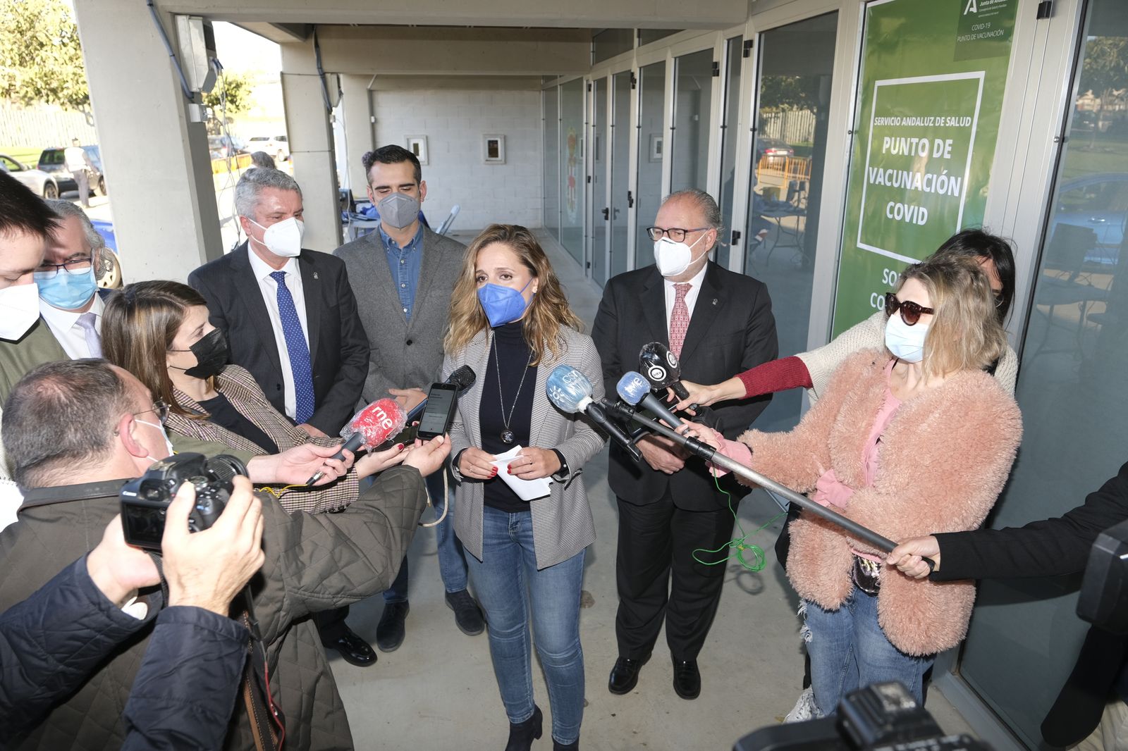 Fotogalería vacunación COVID-19 en el Palacio de los Juegos Mediterráneos. Almería