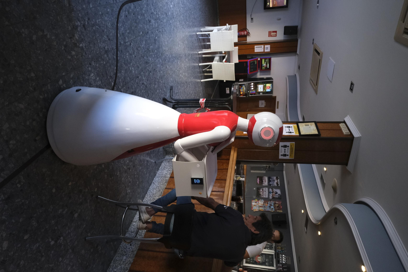 Fotogalería de Herbelita, la robot camarera de El Alquián.