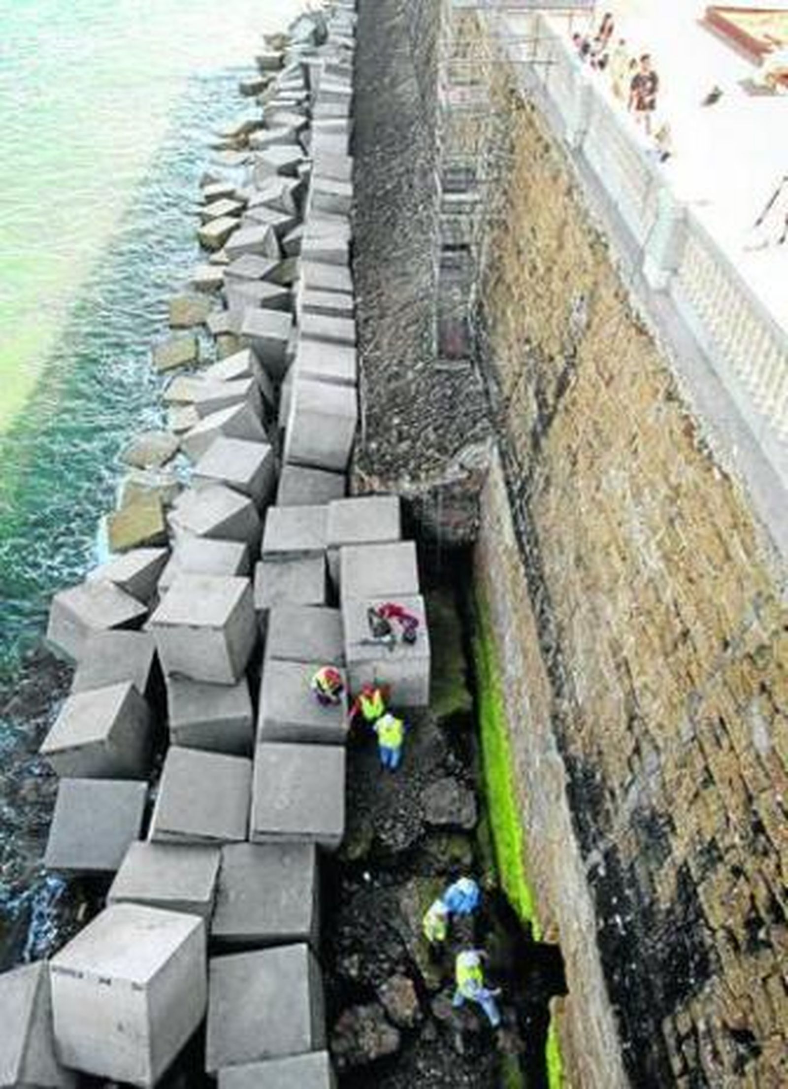 Los nuevos bloques de hormigón con la zona en la que ha desaparecido la zapata.