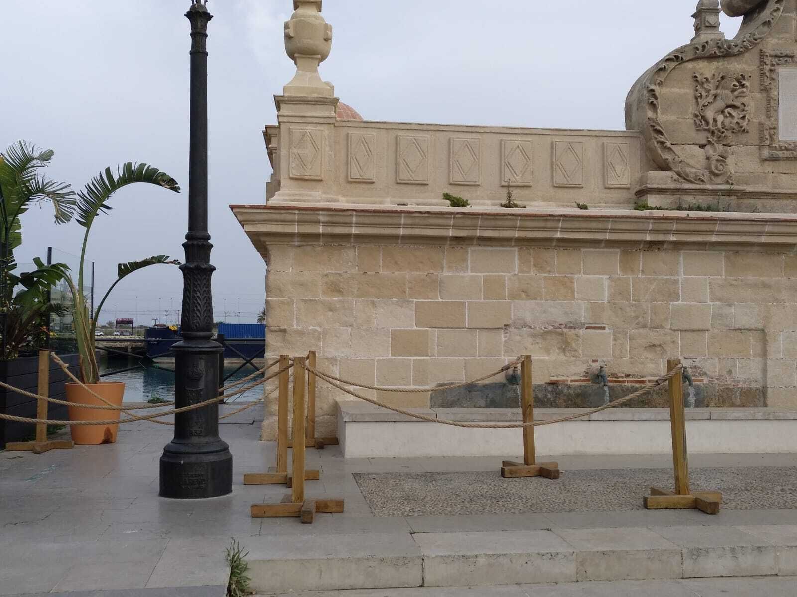 Una imagen de la fuente de las Galeras y el acceso a La Cristalera.