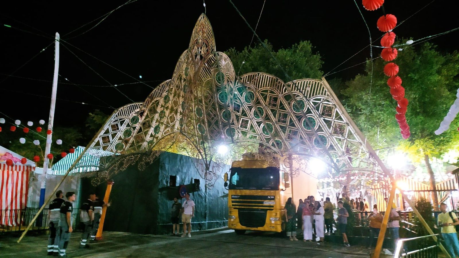 El arco del alumbrado que se ha caído en el recinto ferial del Parque El arco del alumbrado que se ha caído en el recinto ferial del Parque