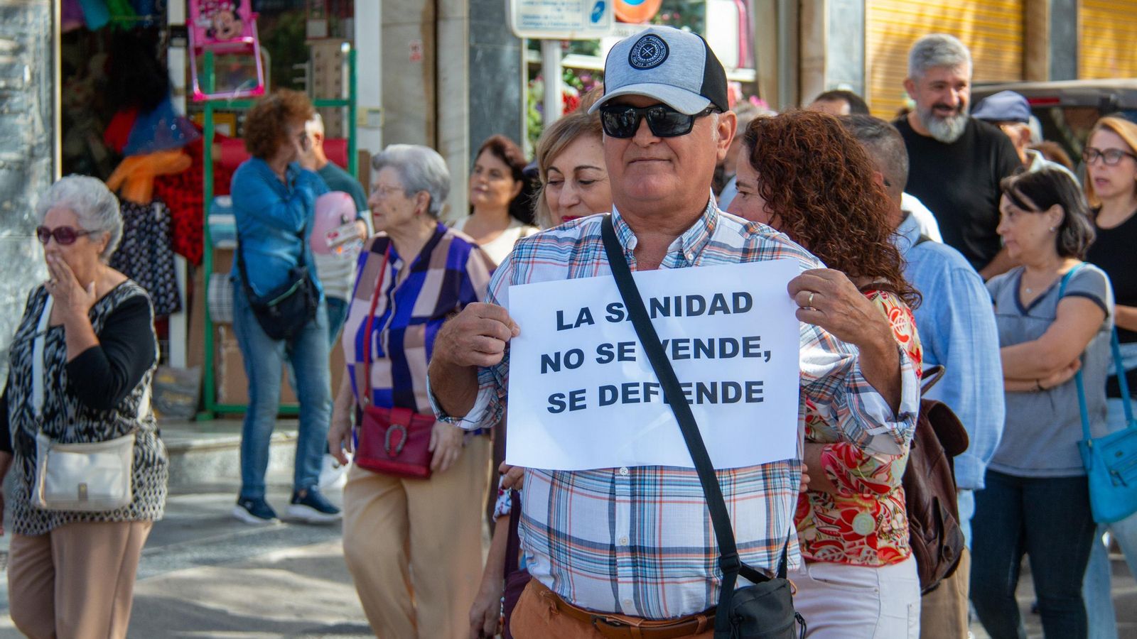 Un hombre muestra una de las proclamas que han portado durante el recorrido