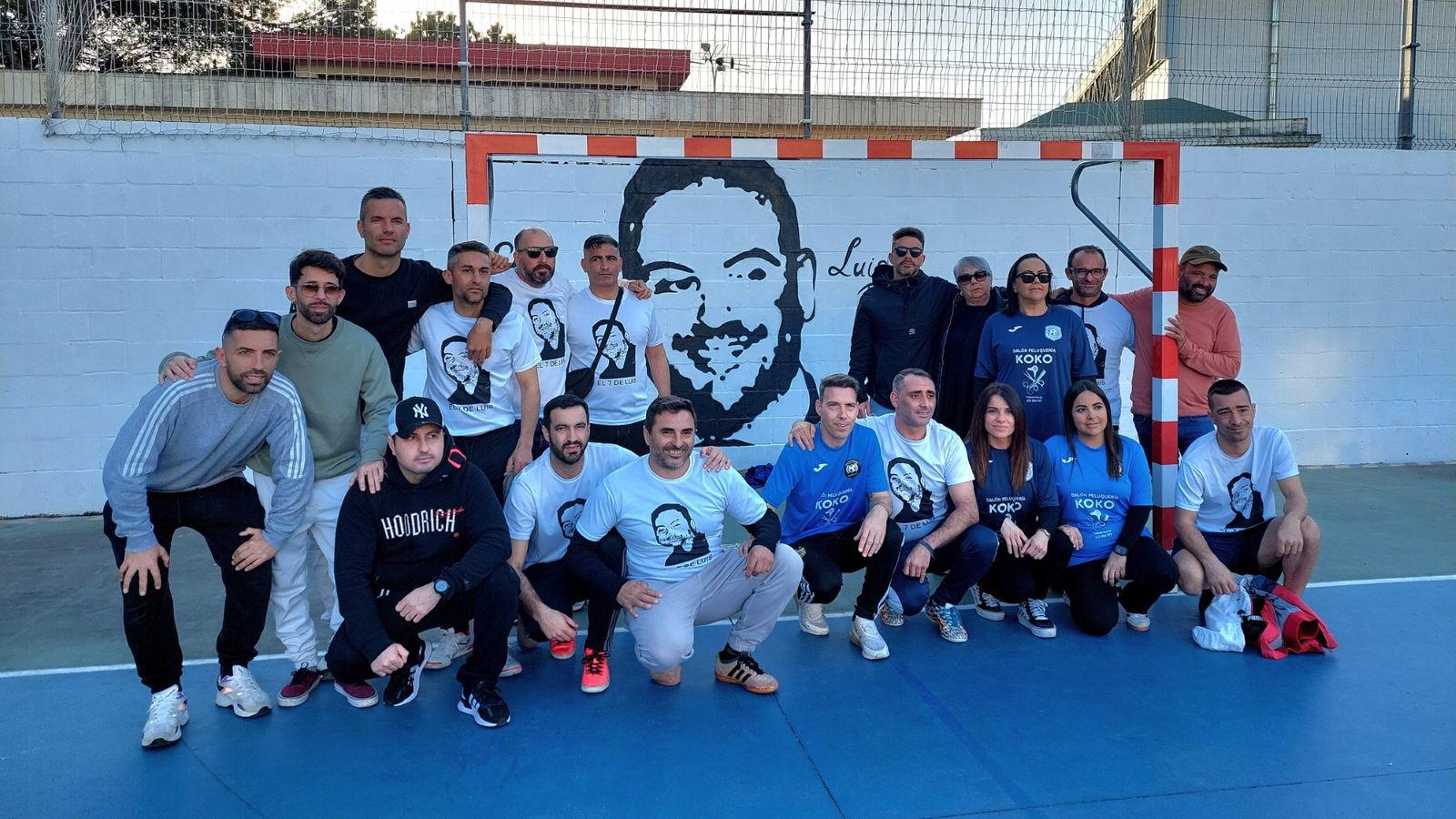 Amigos y familiares de Beardo, ante el mural que lo homenajea
