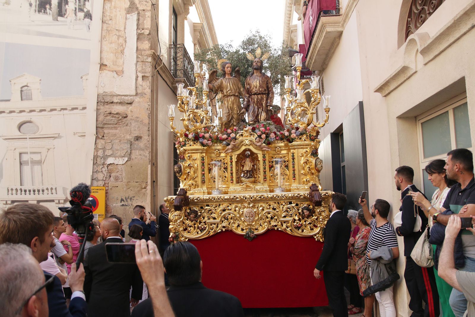 Imágenes de La Magna por las calles de Almería
