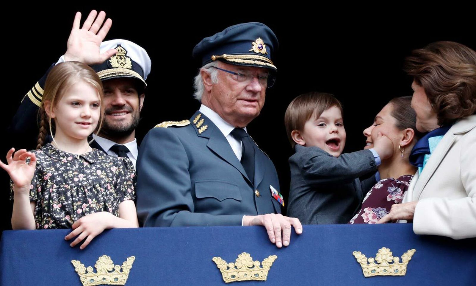 Óscar de Suecia (al fondo, cogiendo la cara de su madre), junto al resto de la familia real sueca.
