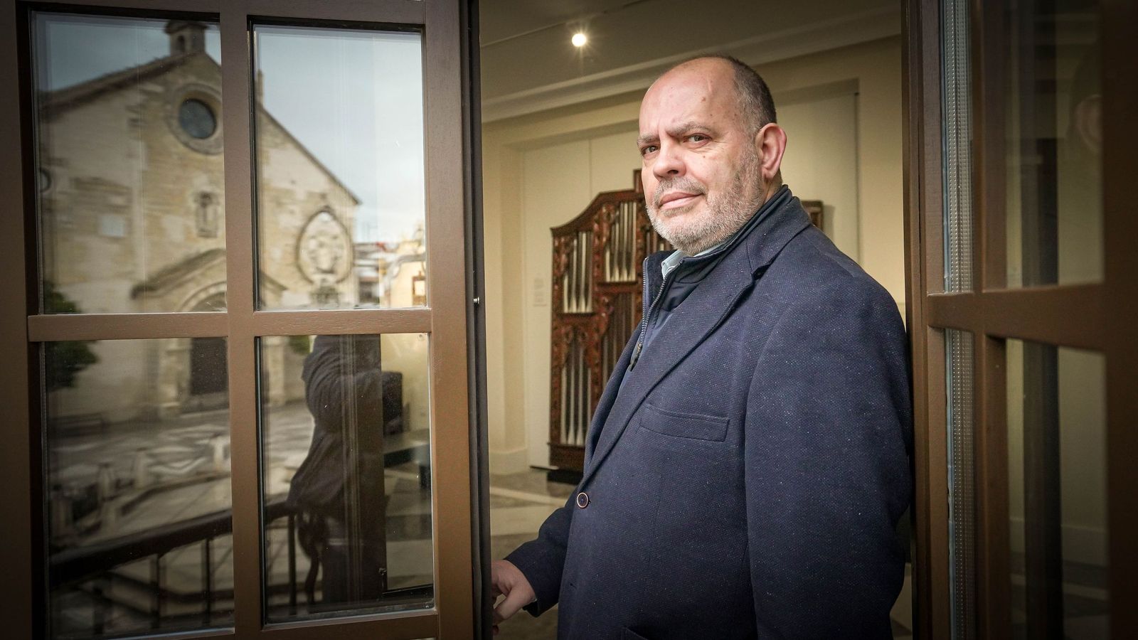 El empresario en la sede del museo con la iglesia de San Dionisio al fondo.
