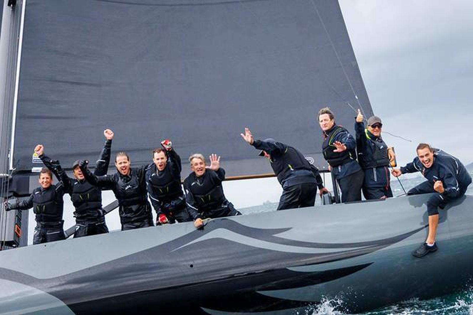 'Ceeref' celebra el triunfo tras cruzar la línea de llegada.