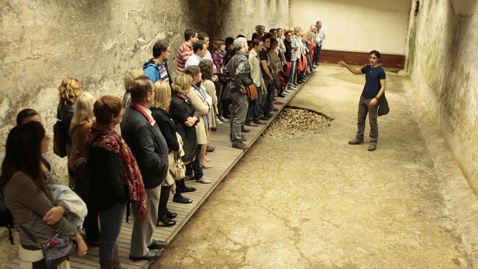 Una de las visitas realizadas al aljibe de la Pescadería.