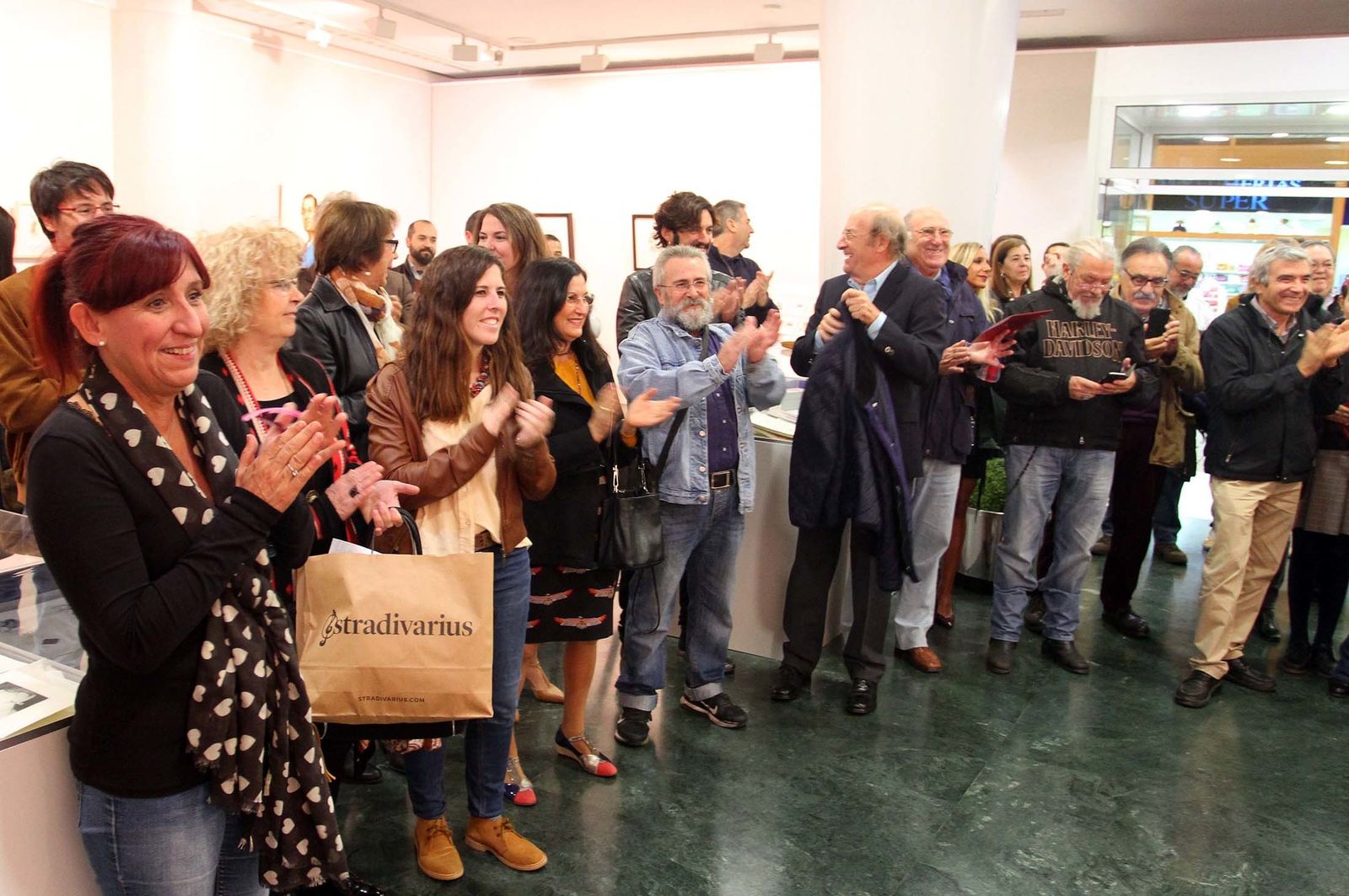 Imágenes de la exposición de Víctor Pulido '(Hilo conductor). 20 años de Clínica Enrile'.