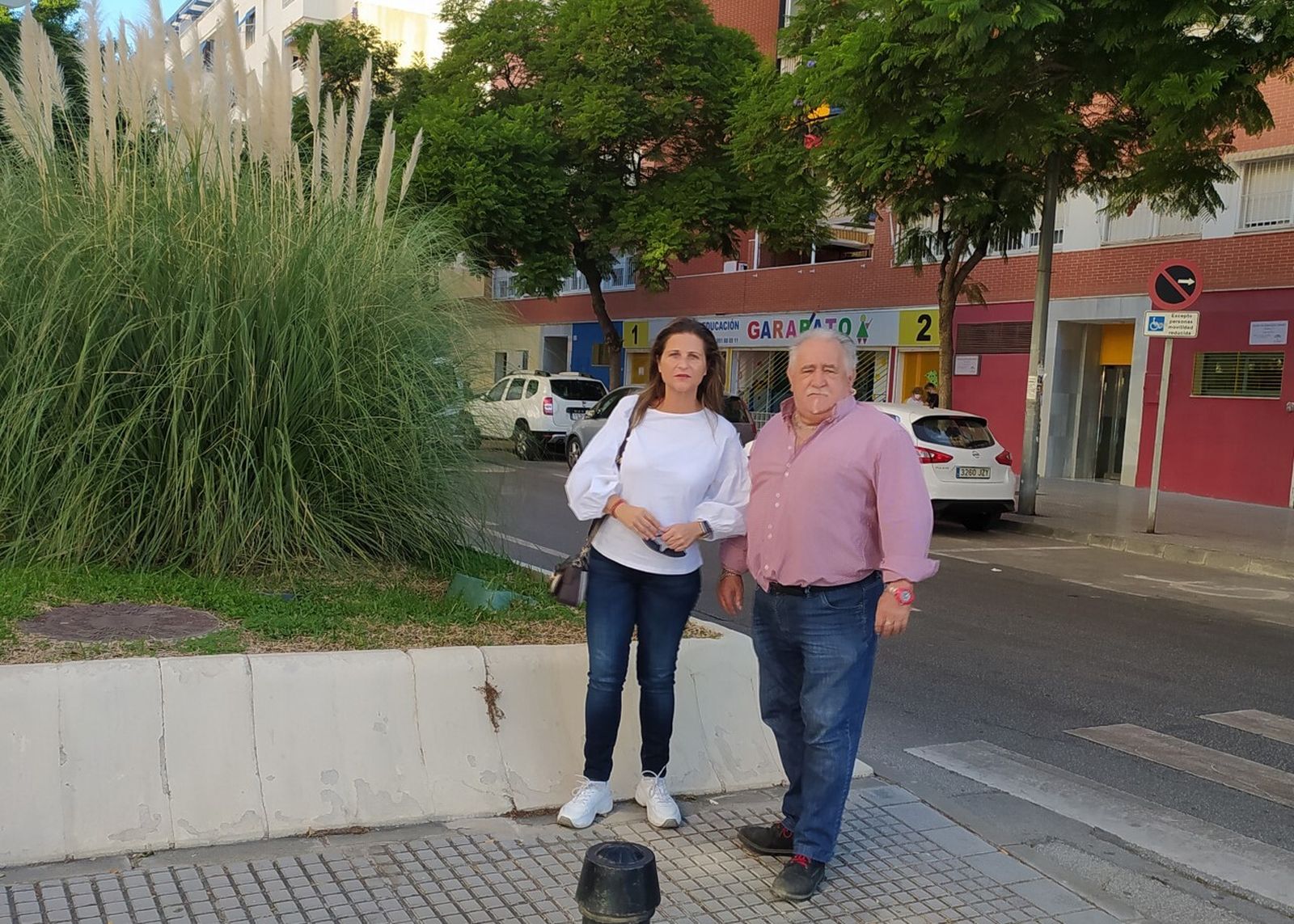 La concejala socialista Lorena Doña con un vecino en Palma-Palmilla.