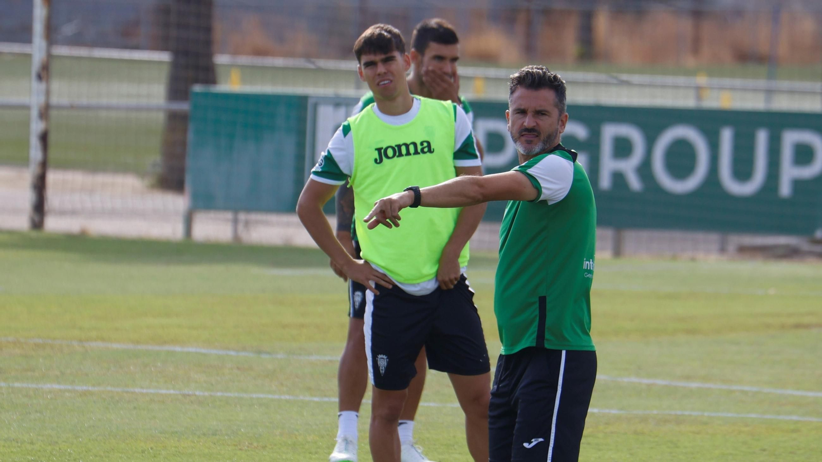 Iván Ania ordena a sus jugadores en un entrenamiento en la Ciudad Deportiva.